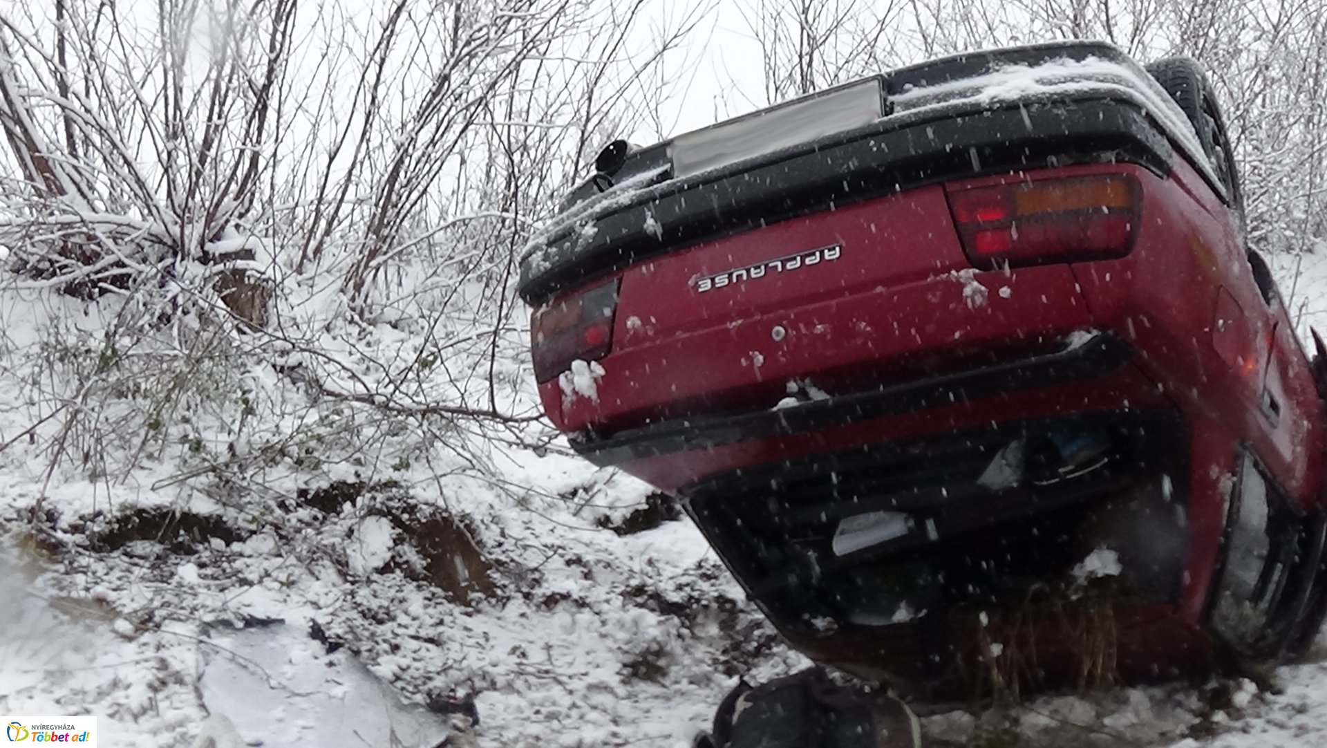 Megcsúszott a havas úton és felborult egy jármű a Simai úton