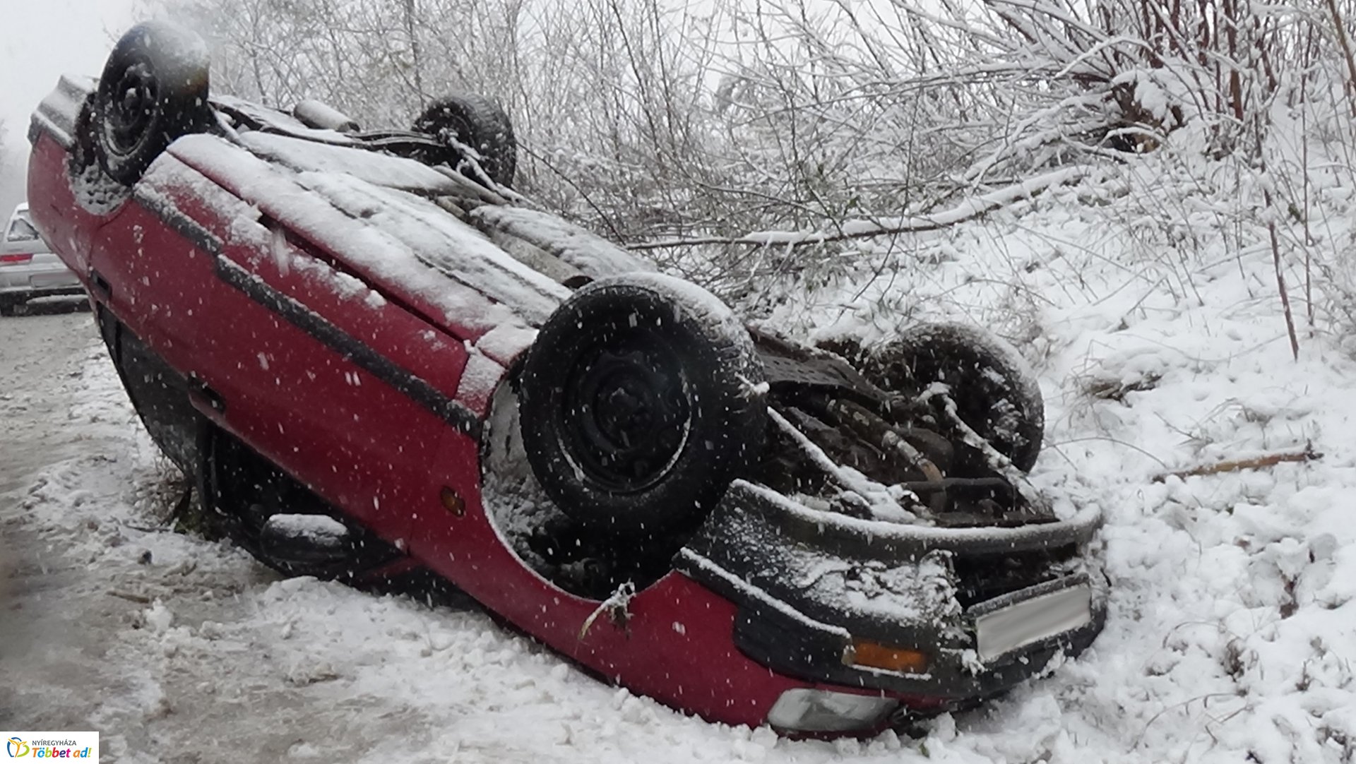 Megcsúszott a havas úton és felborult egy jármű a Simai úton