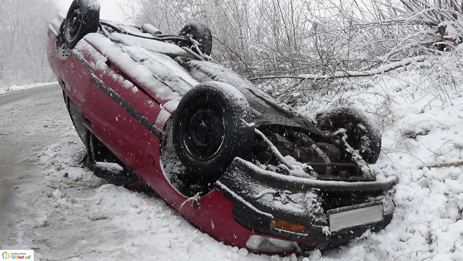 Megcsúszott a havas úton és felborult egy jármű a Simai úton