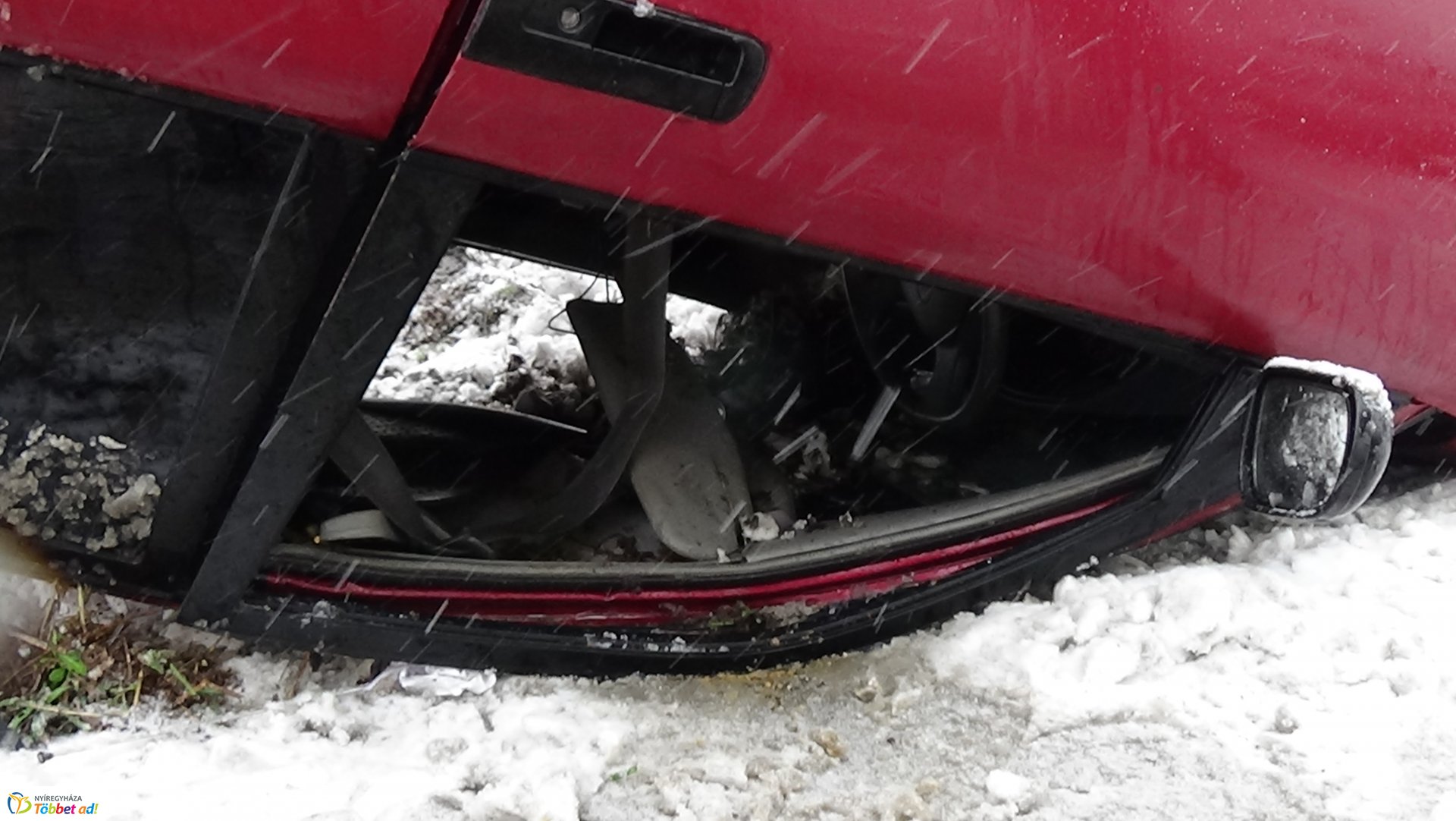 Megcsúszott a havas úton és felborult egy jármű a Simai úton