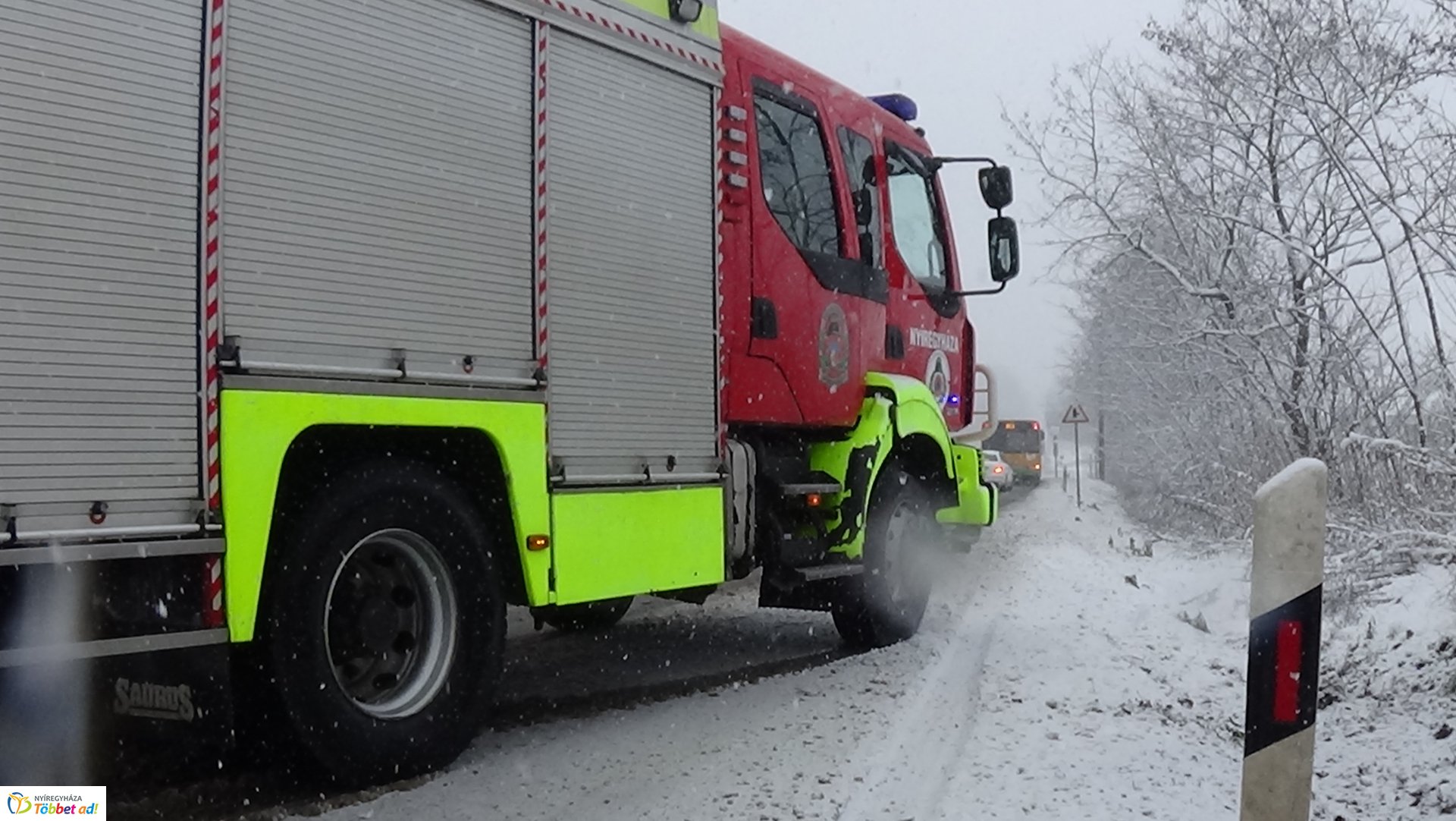 Megcsúszott a havas úton és felborult egy jármű a Simai úton