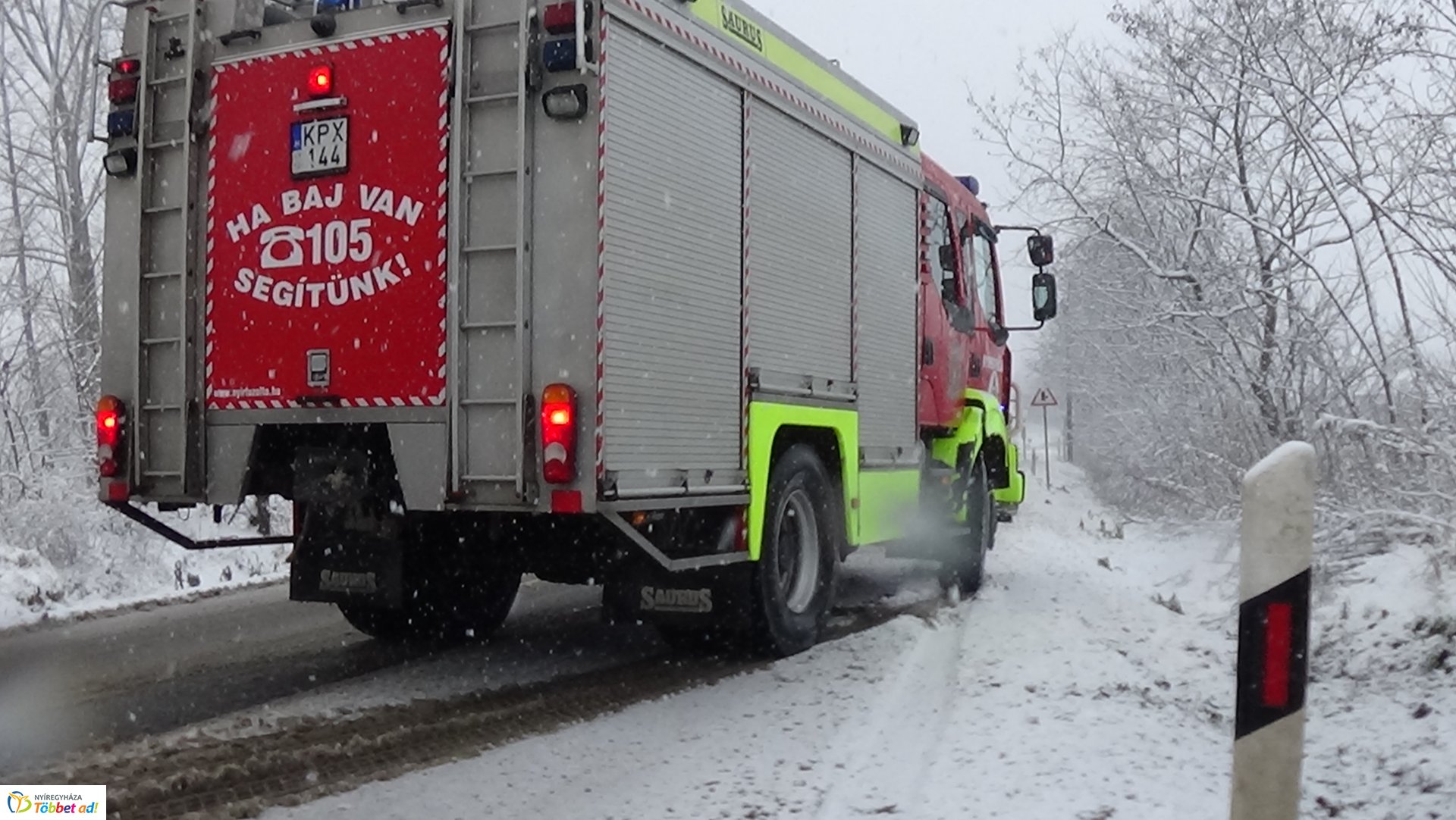 Megcsúszott a havas úton és felborult egy jármű a Simai úton