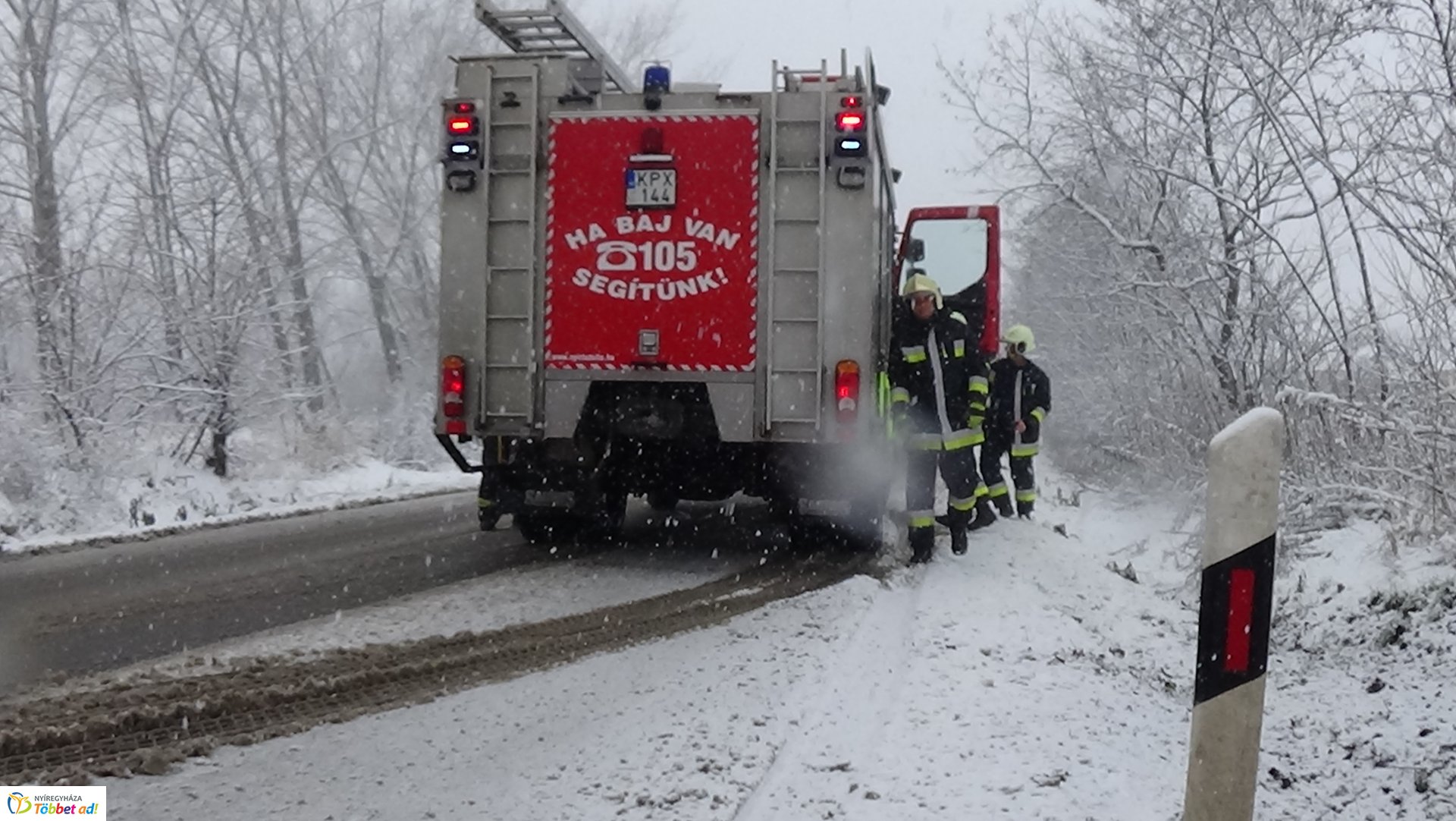 Megcsúszott a havas úton és felborult egy jármű a Simai úton