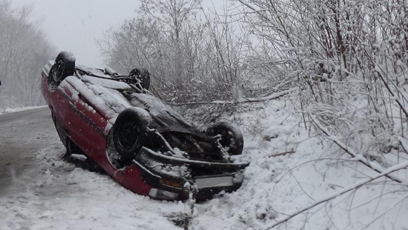 Megcsúszott a havas úton és felborult egy jármű a Simai úton