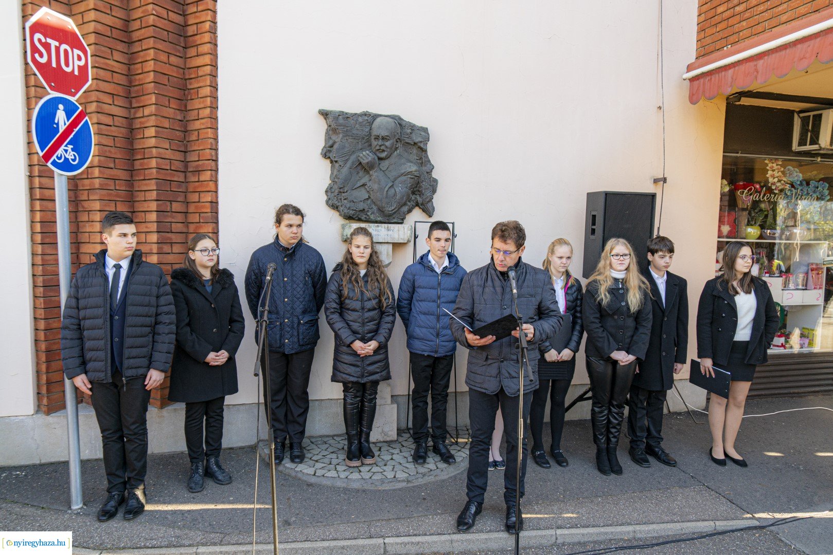 Megemlékezés a Nagy Imre domborműnél