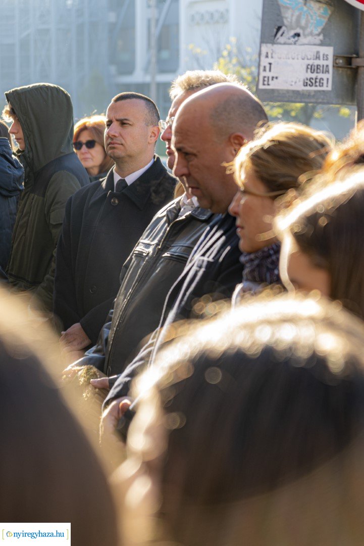 Megemlékezés a Nagy Imre domborműnél