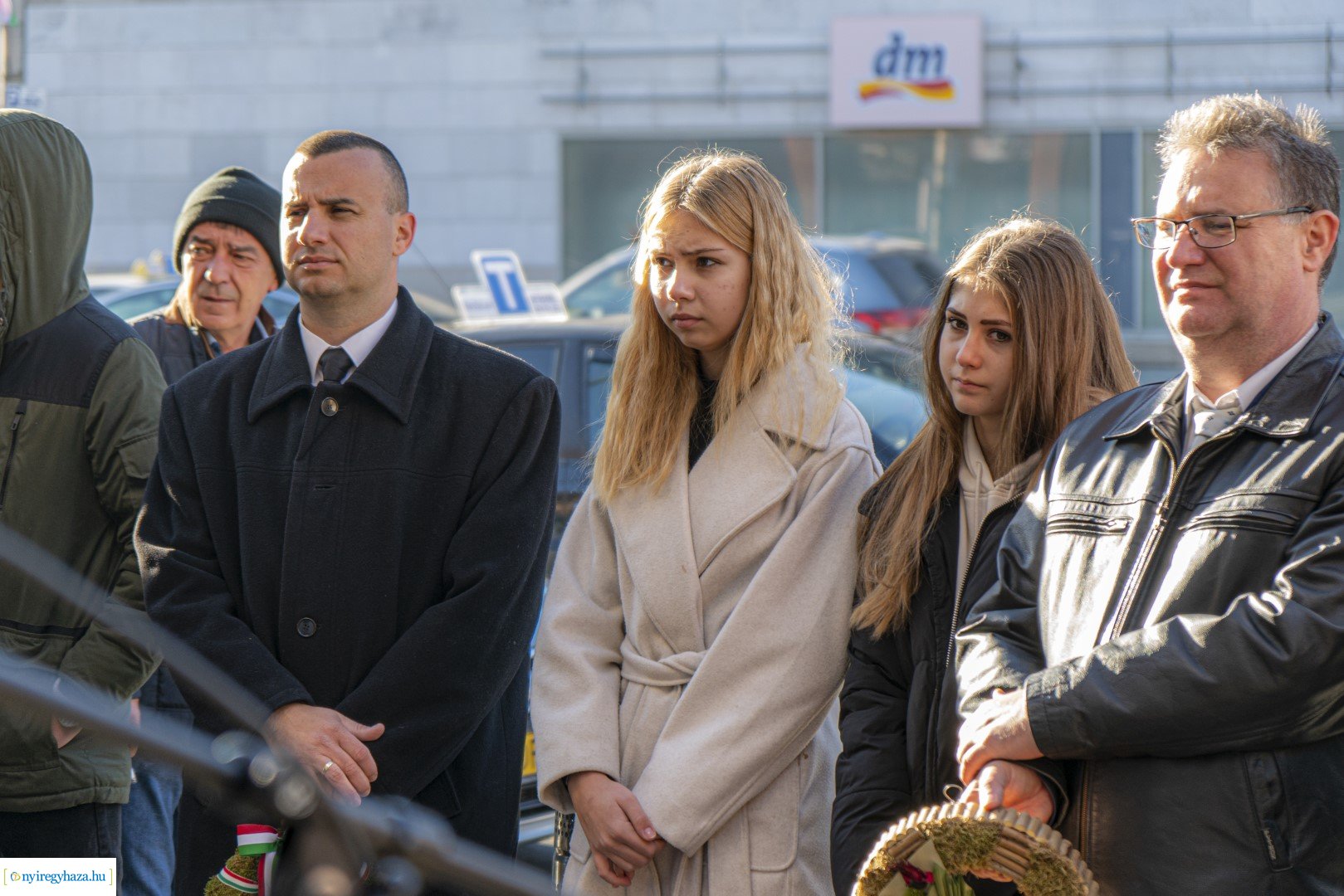 Megemlékezés a Nagy Imre domborműnél