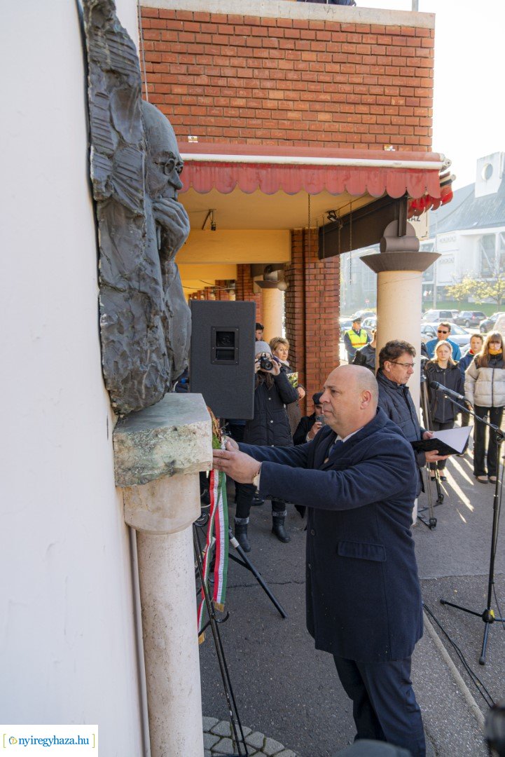 Megemlékezés a Nagy Imre domborműnél