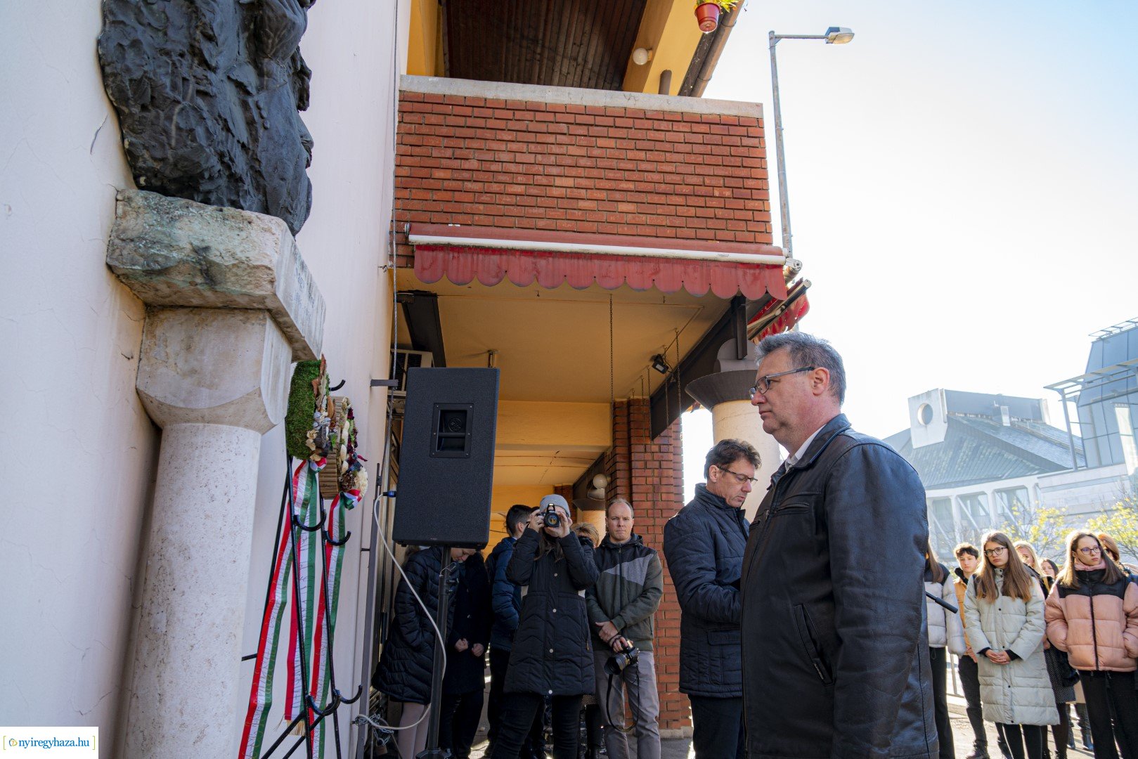 Megemlékezés a Nagy Imre domborműnél
