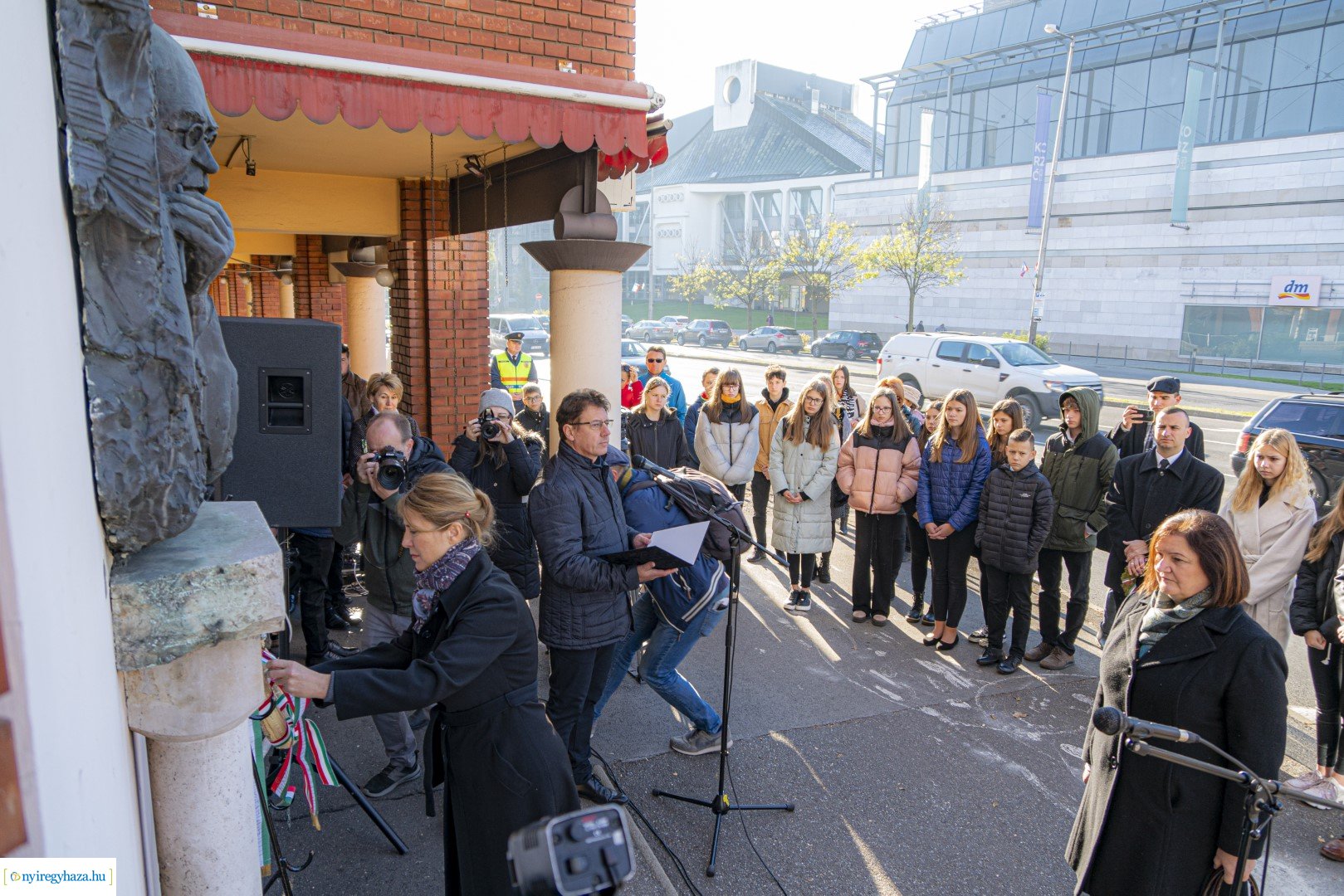 Megemlékezés a Nagy Imre domborműnél