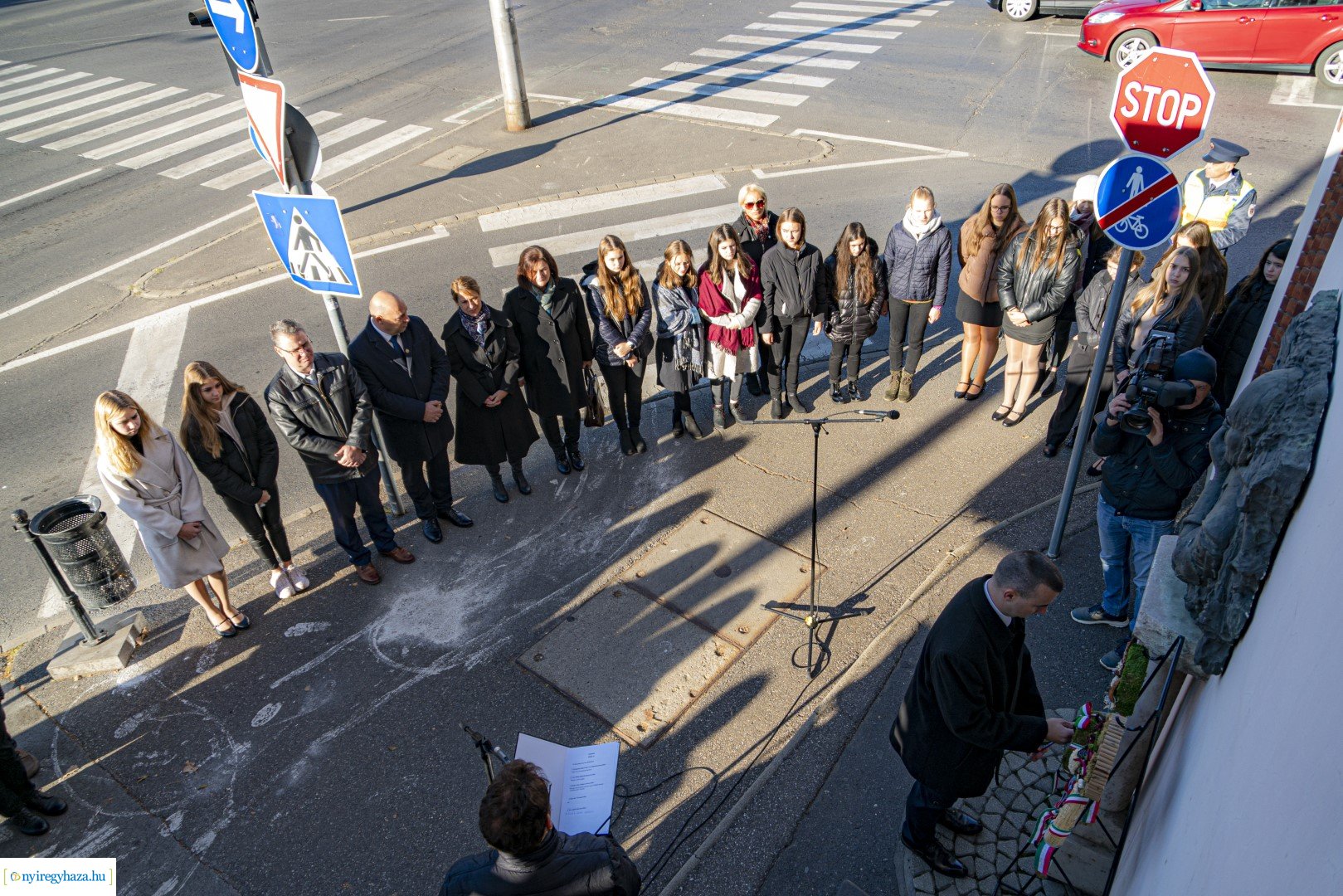 Megemlékezés a Nagy Imre domborműnél