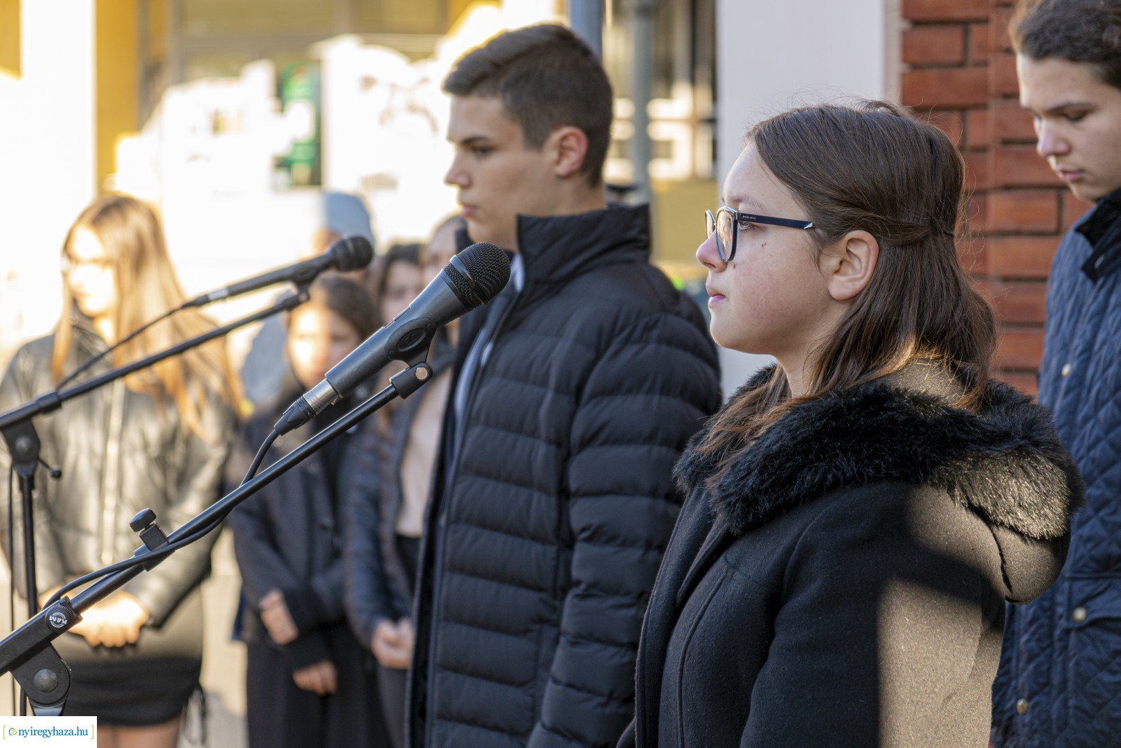 Megemlékezés a Nagy Imre domborműnél