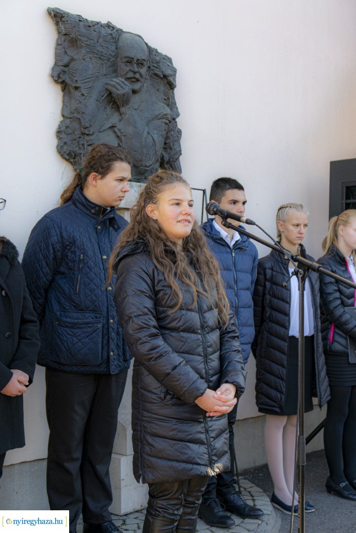 Megemlékezés a Nagy Imre domborműnél