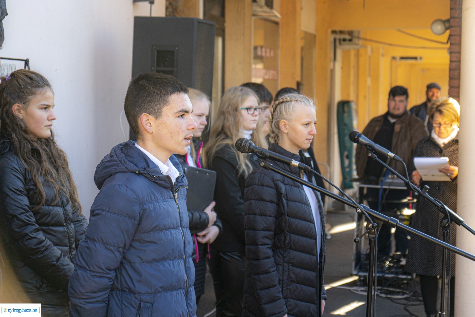 Megemlékezés a Nagy Imre domborműnél