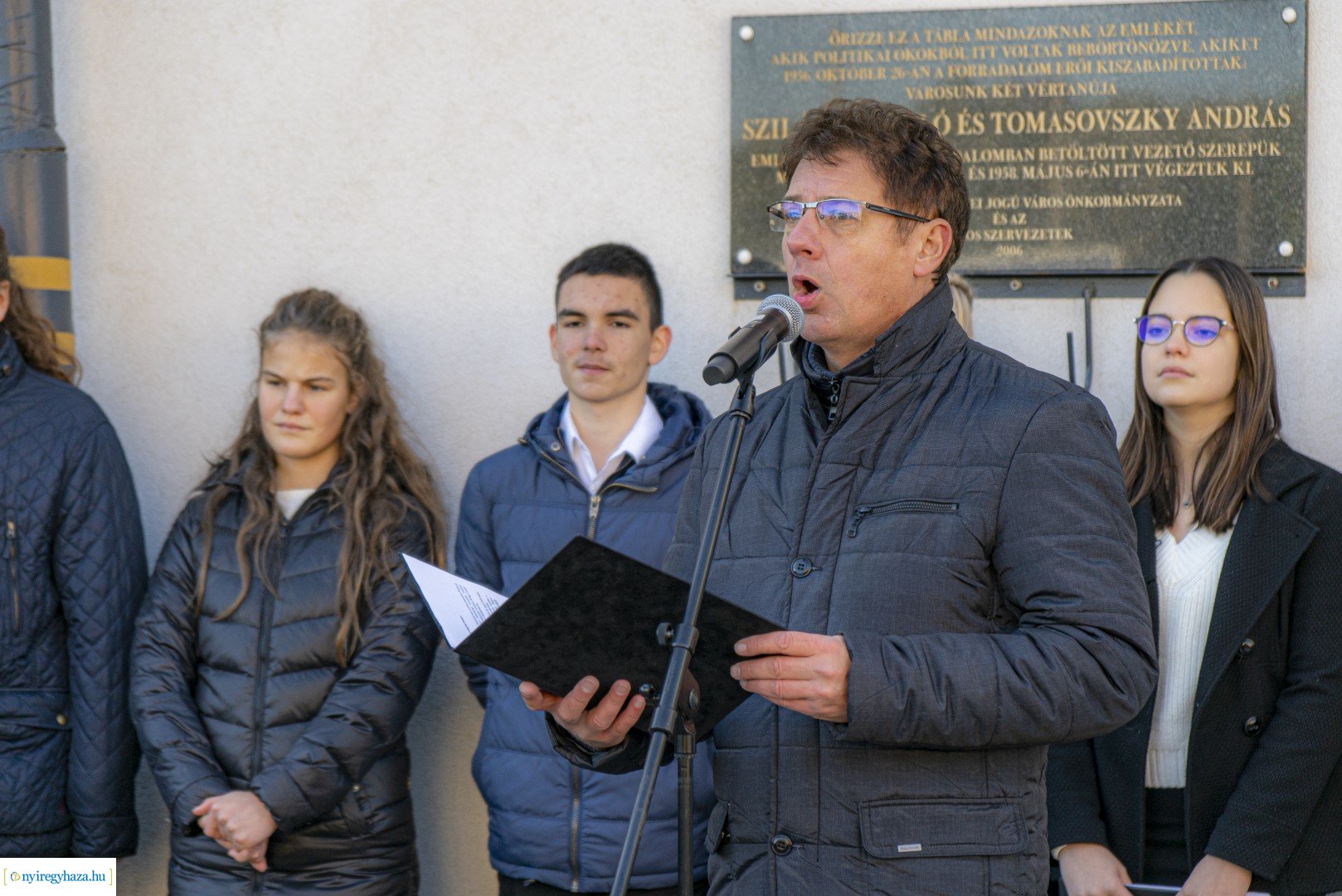 Megemlékezés a Szabolcs Szatmár Bereg megyei bűntetés-végrehajtási intézetnél elhelyezett emléktáblánál