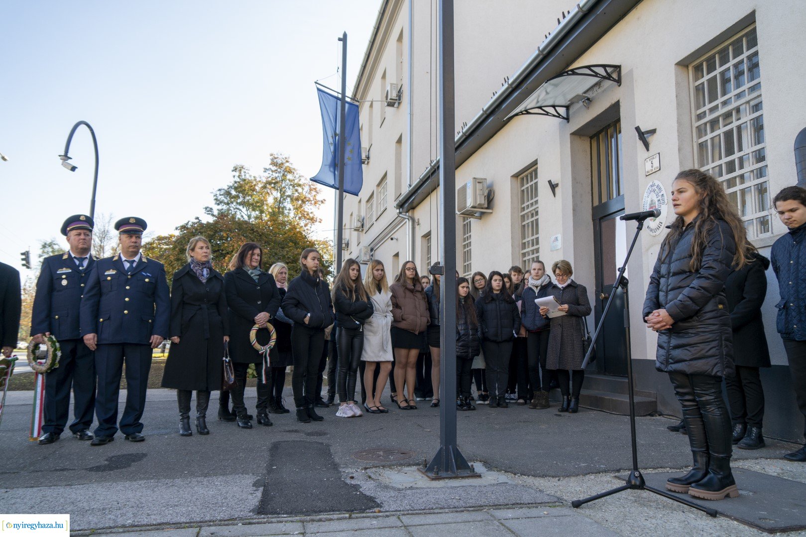 Megemlékezés a Szabolcs Szatmár Bereg megyei bűntetés-végrehajtási intézetnél elhelyezett emléktáblánál