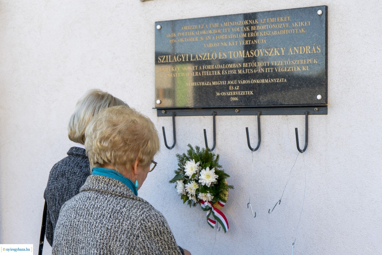 Megemlékezés a Szabolcs Szatmár Bereg megyei bűntetés-végrehajtási intézetnél elhelyezett emléktáblánál