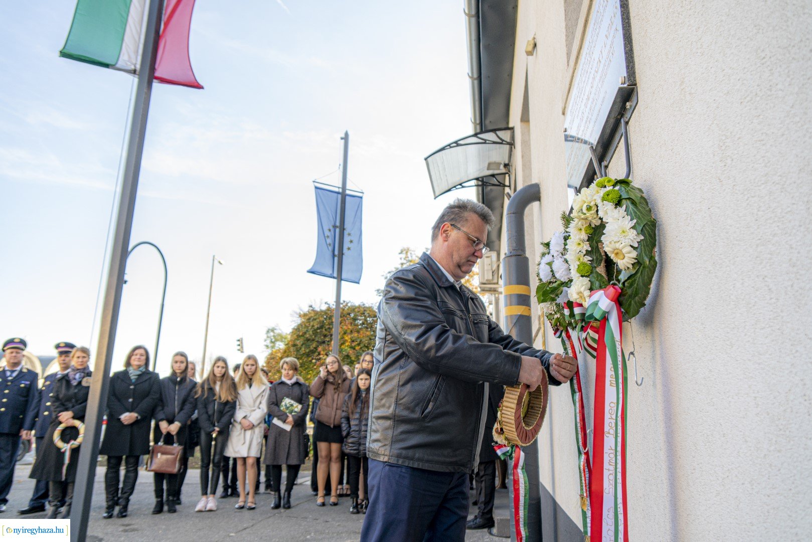 Megemlékezés a Szabolcs Szatmár Bereg megyei bűntetés-végrehajtási intézetnél elhelyezett emléktáblánál