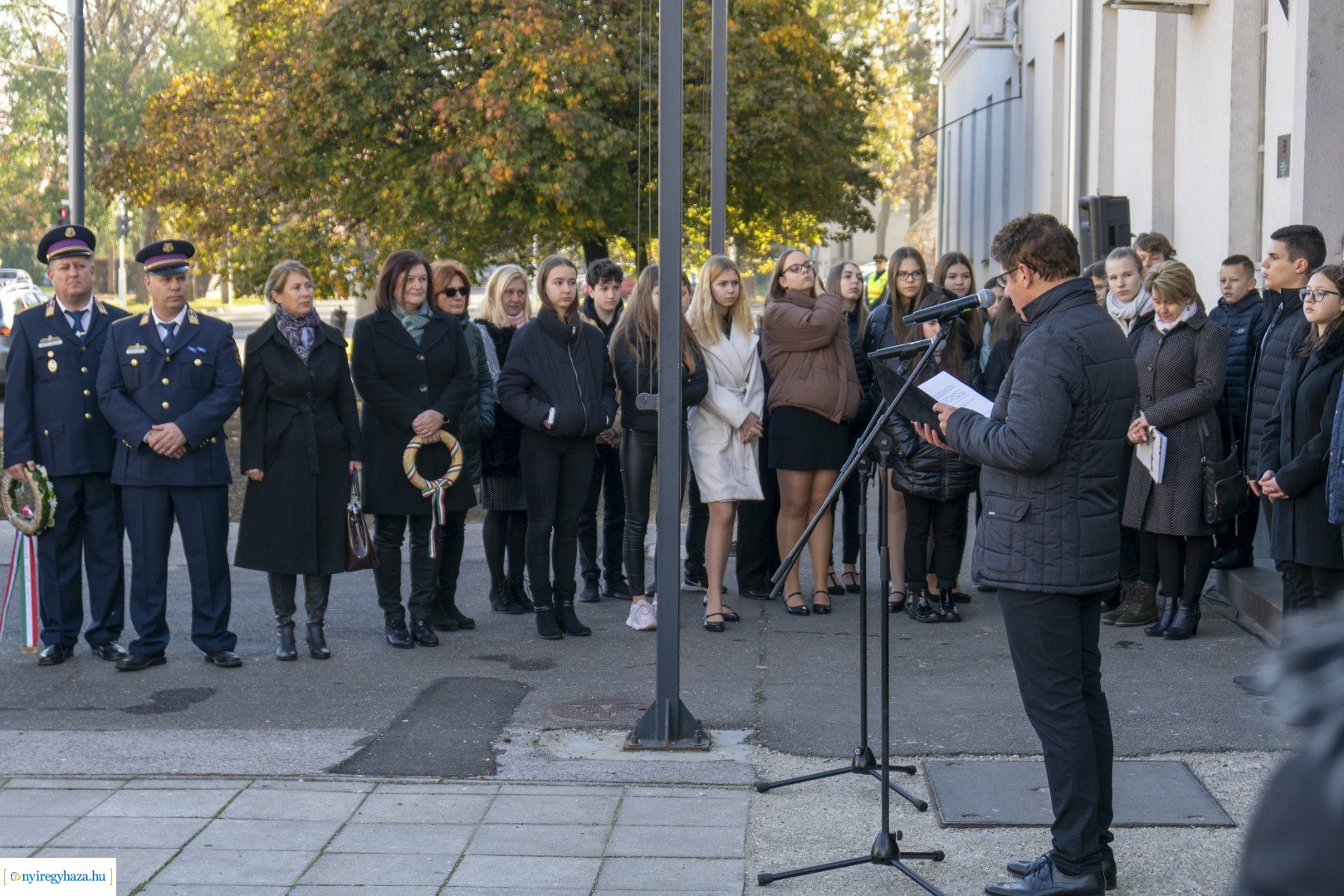 Megemlékezés a Szabolcs Szatmár Bereg megyei bűntetés-végrehajtási intézetnél elhelyezett emléktáblánál