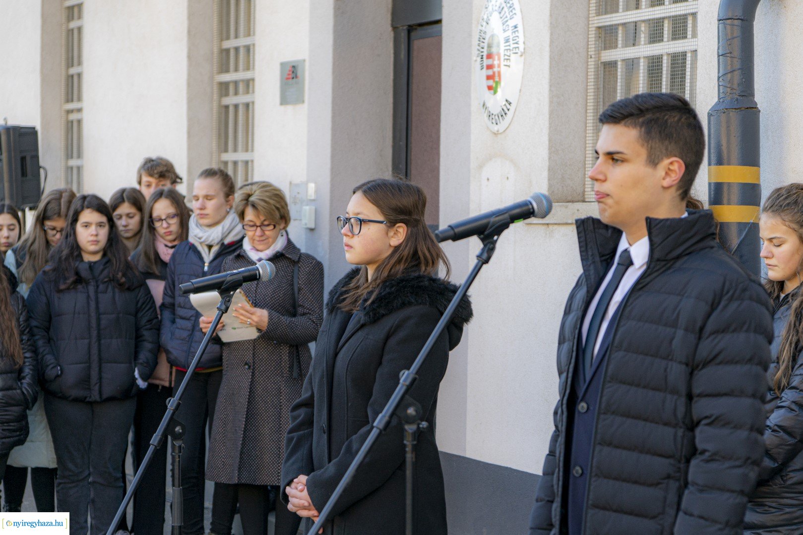 Megemlékezés a Szabolcs Szatmár Bereg megyei bűntetés-végrehajtási intézetnél elhelyezett emléktáblánál