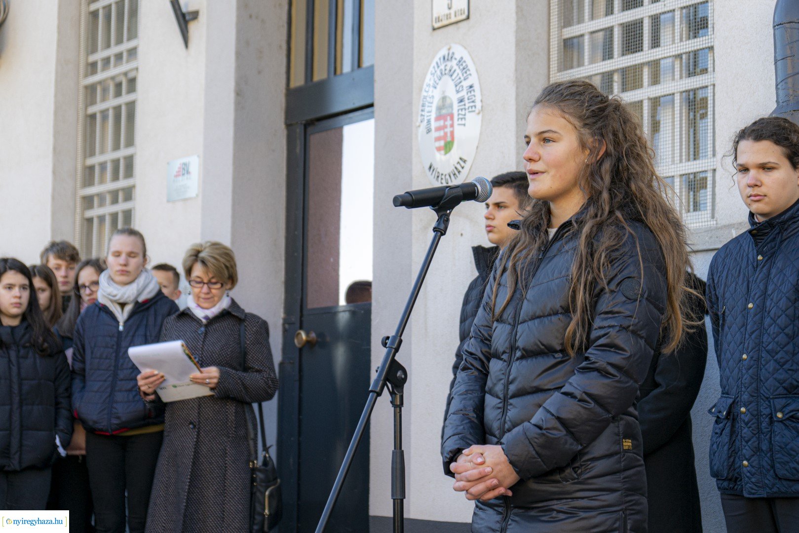Megemlékezés a Szabolcs Szatmár Bereg megyei bűntetés-végrehajtási intézetnél elhelyezett emléktáblánál