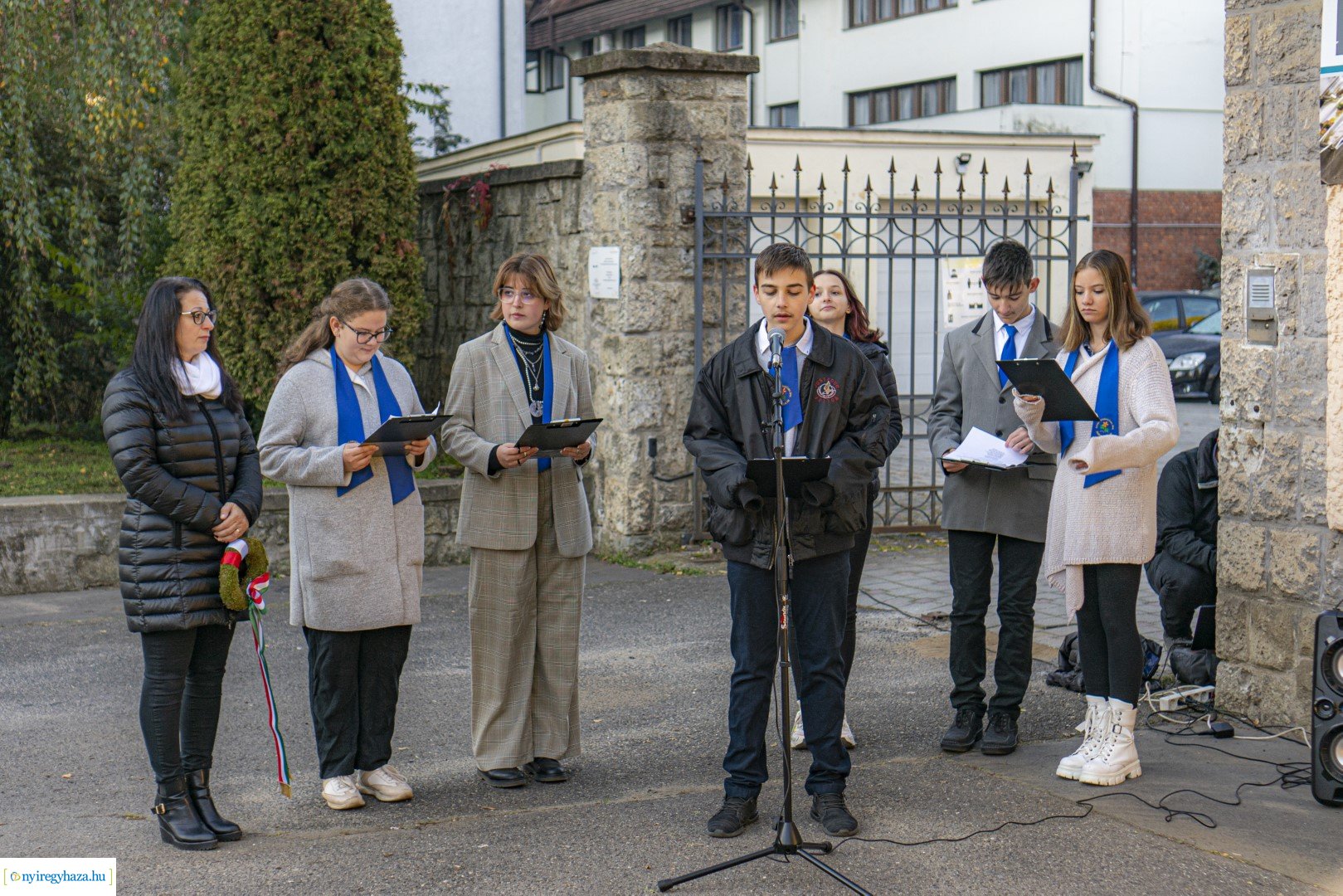 Megemlékezés a volt ávó-s épületen lévő emléktáblánál