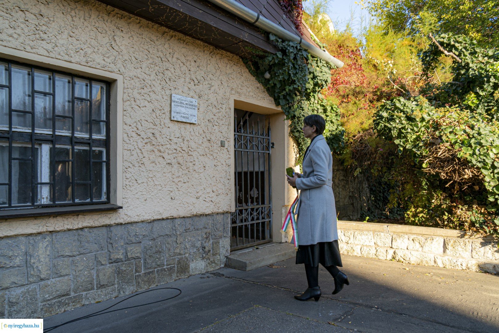 Megemlékezés a volt ávó-s épületen lévő emléktáblánál