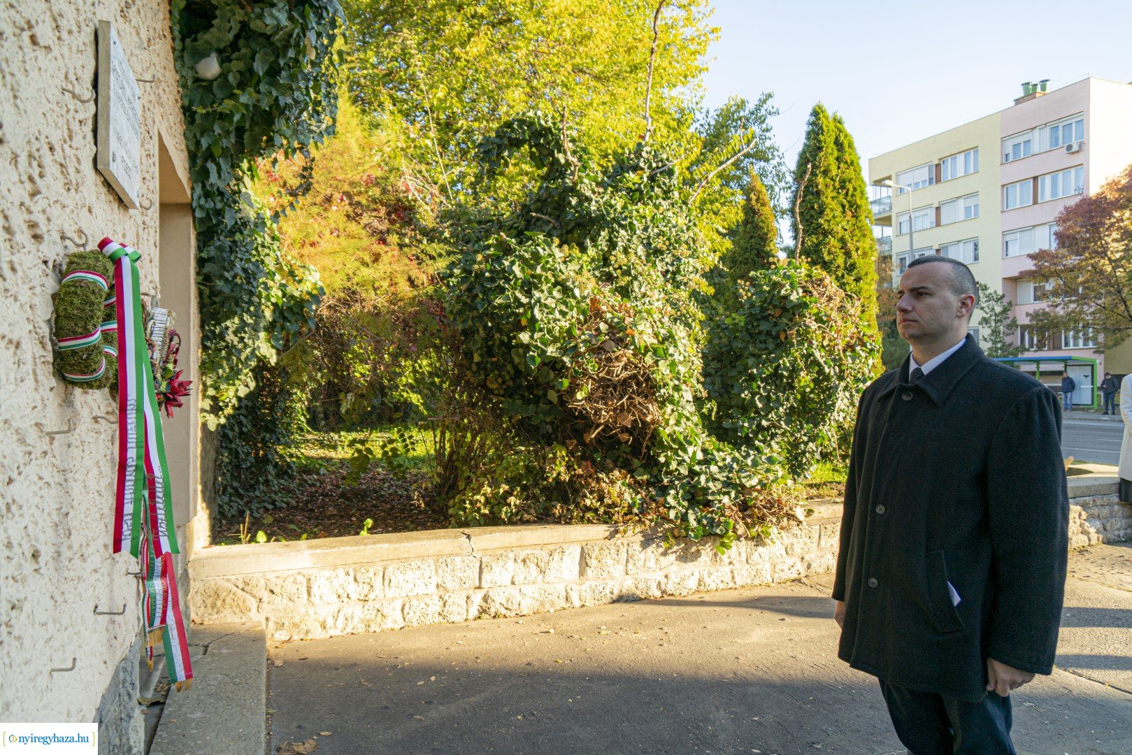 Megemlékezés a volt ávó-s épületen lévő emléktáblánál