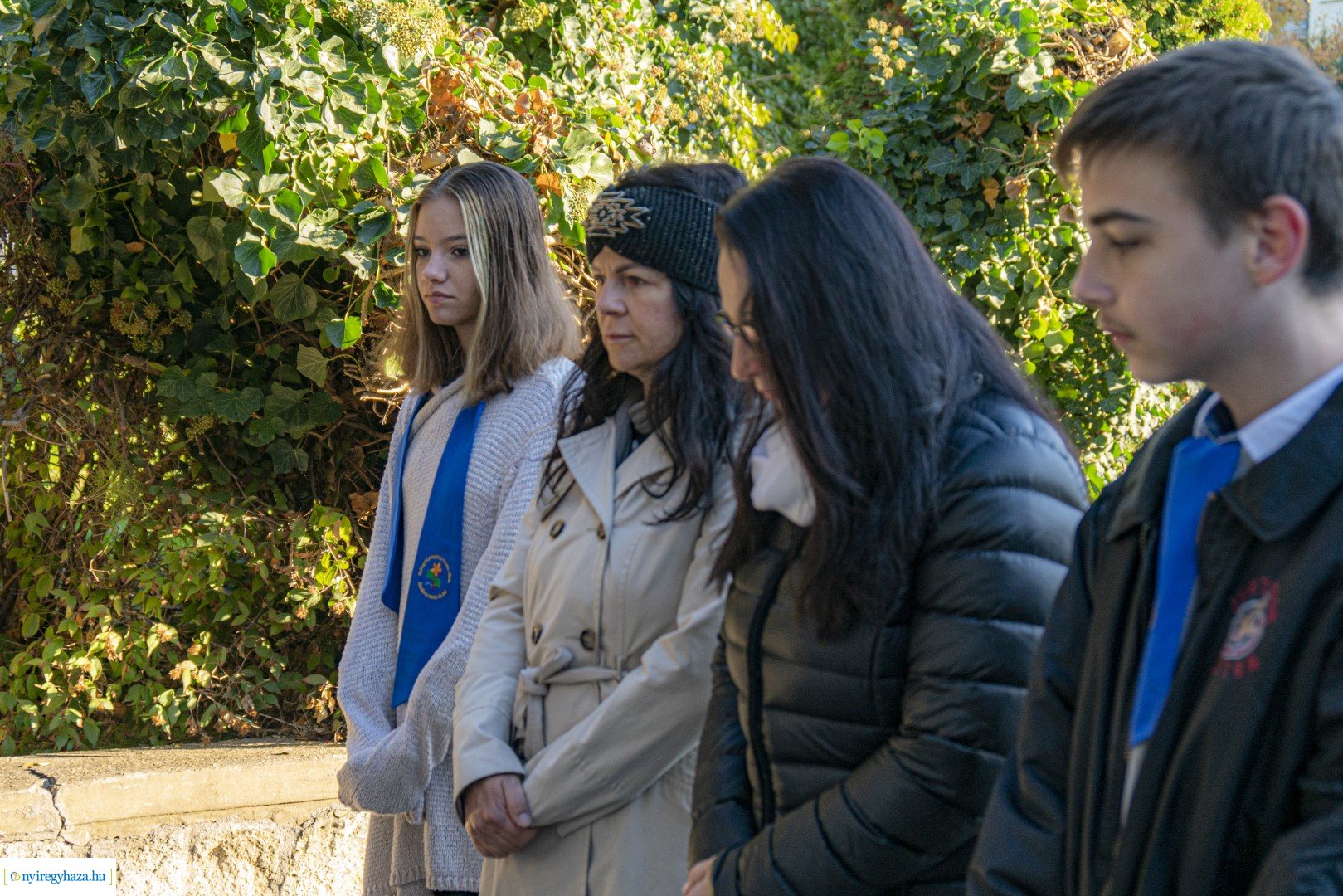 Megemlékezés a volt ávó-s épületen lévő emléktáblánál