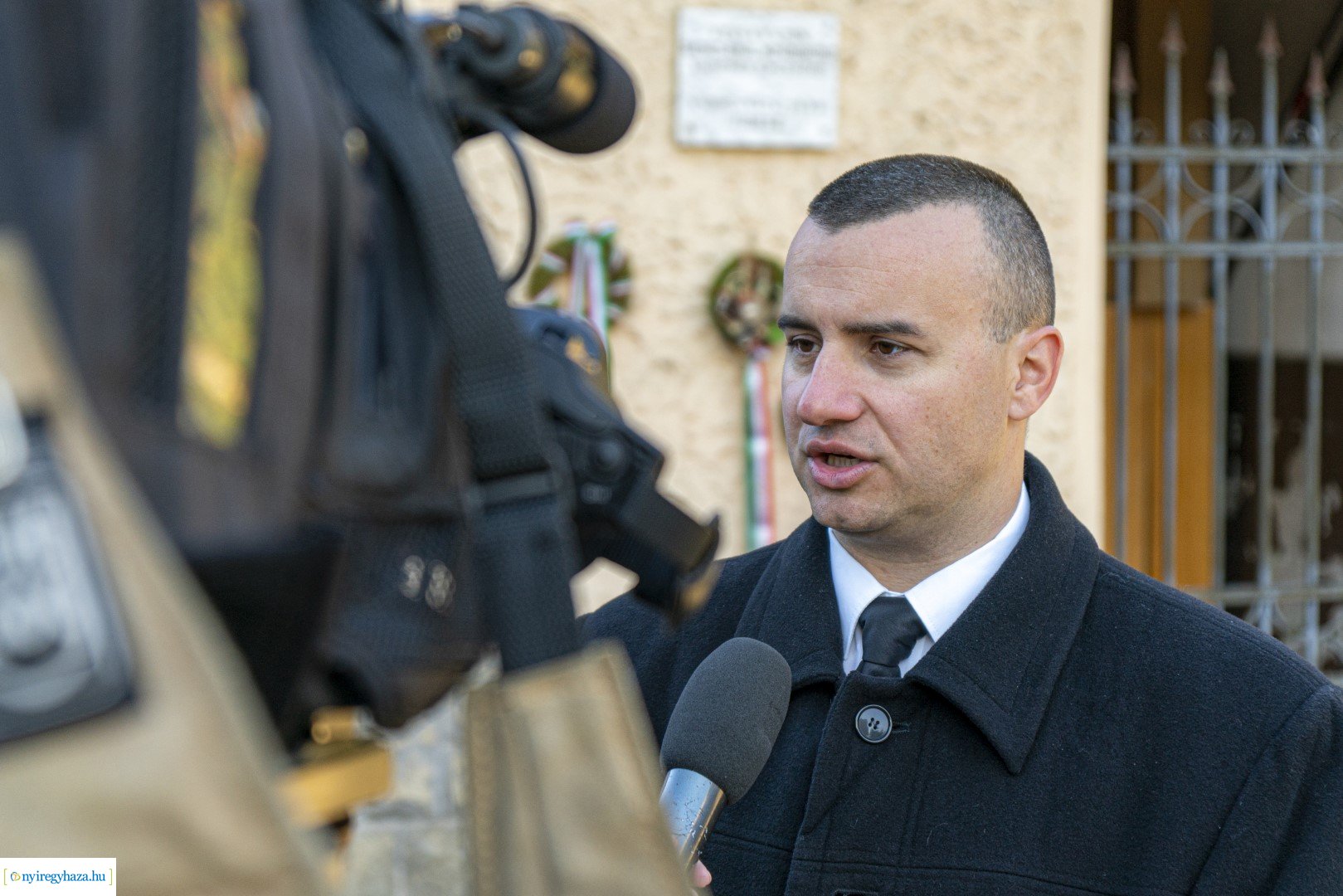 Megemlékezés a volt ávó-s épületen lévő emléktáblánál