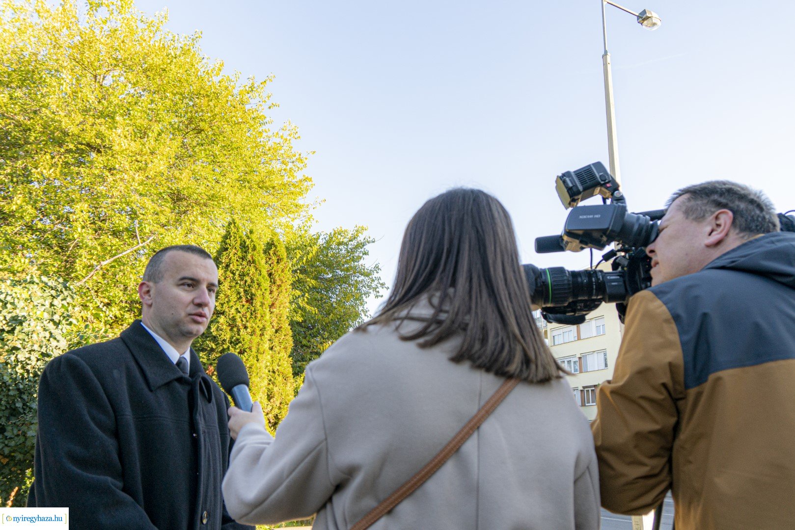 Megemlékezés a volt ávó-s épületen lévő emléktáblánál