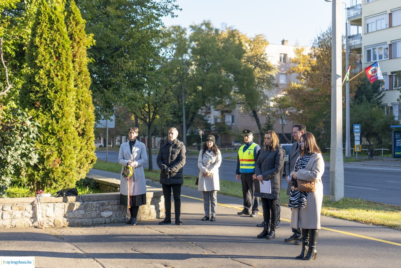 Megemlékezés a volt ávó-s épületen lévő emléktáblánál
