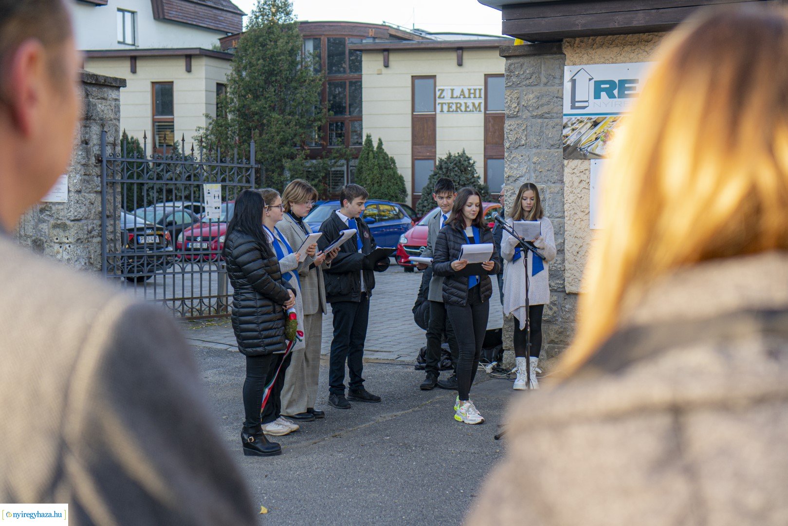 Megemlékezés a volt ávó-s épületen lévő emléktáblánál