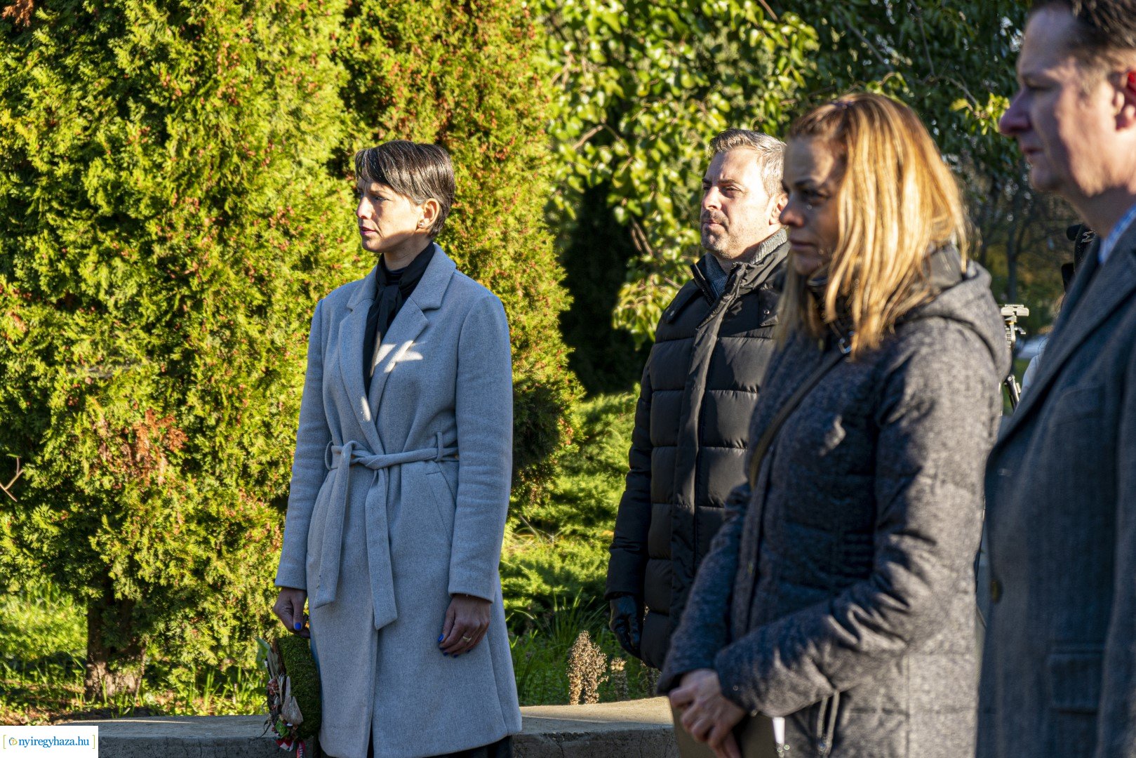 Megemlékezés a volt ávó-s épületen lévő emléktáblánál