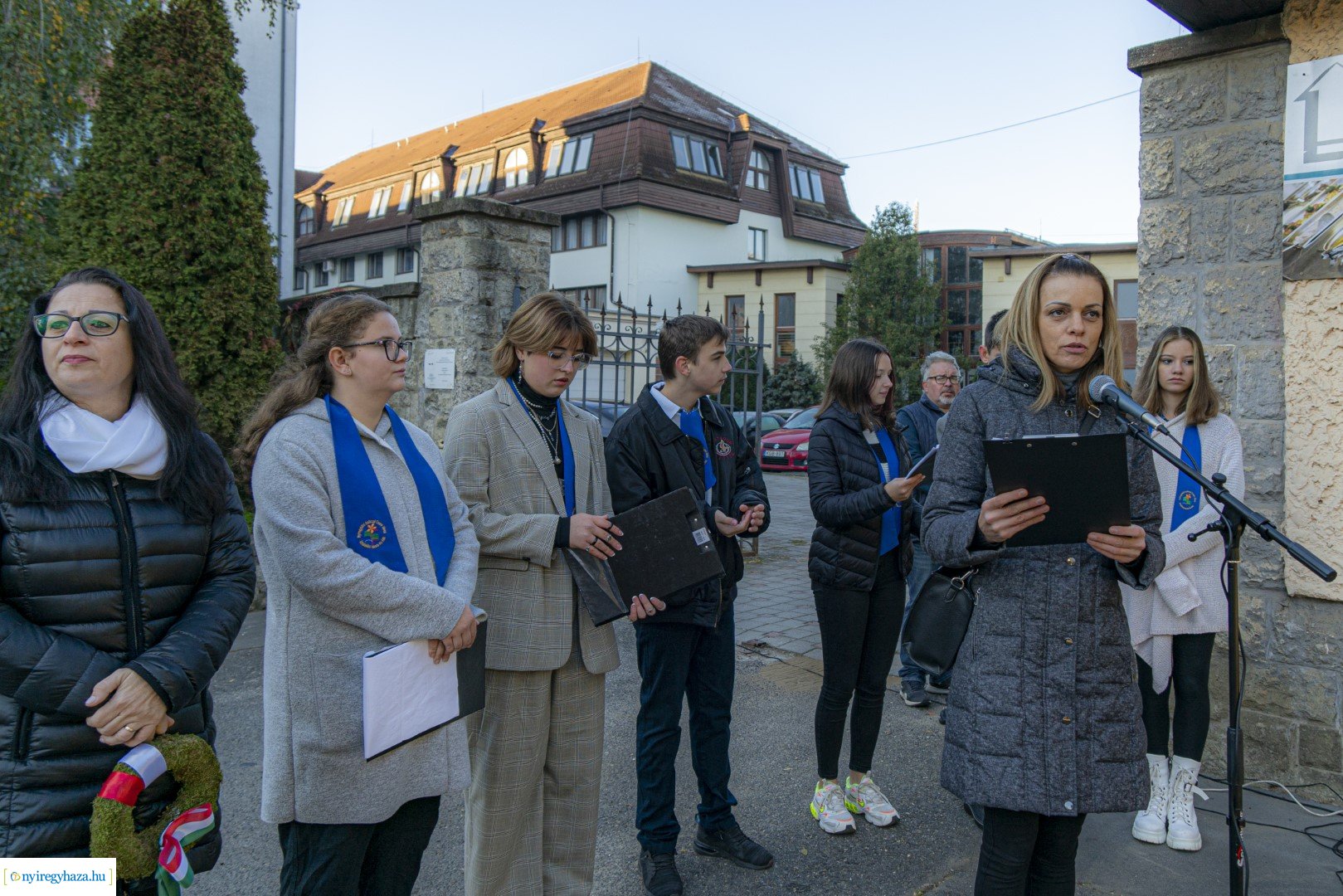 Megemlékezés a volt ávó-s épületen lévő emléktáblánál