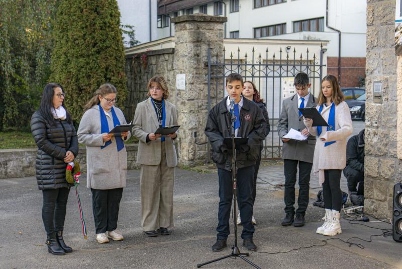 Megemlékezés a volt ávó-s épületen lévő emléktáblánál