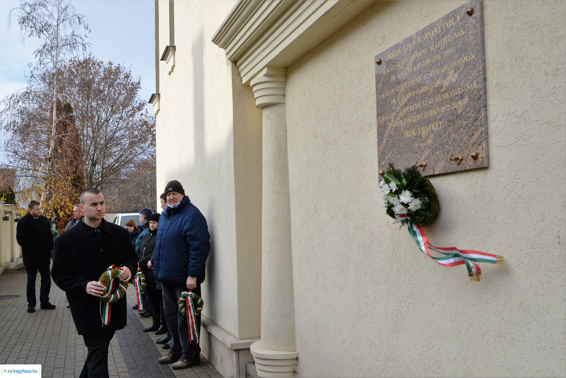 Megemlékezés és koszorúzás a Kállay Gyűjtemény márványtáblája előtt