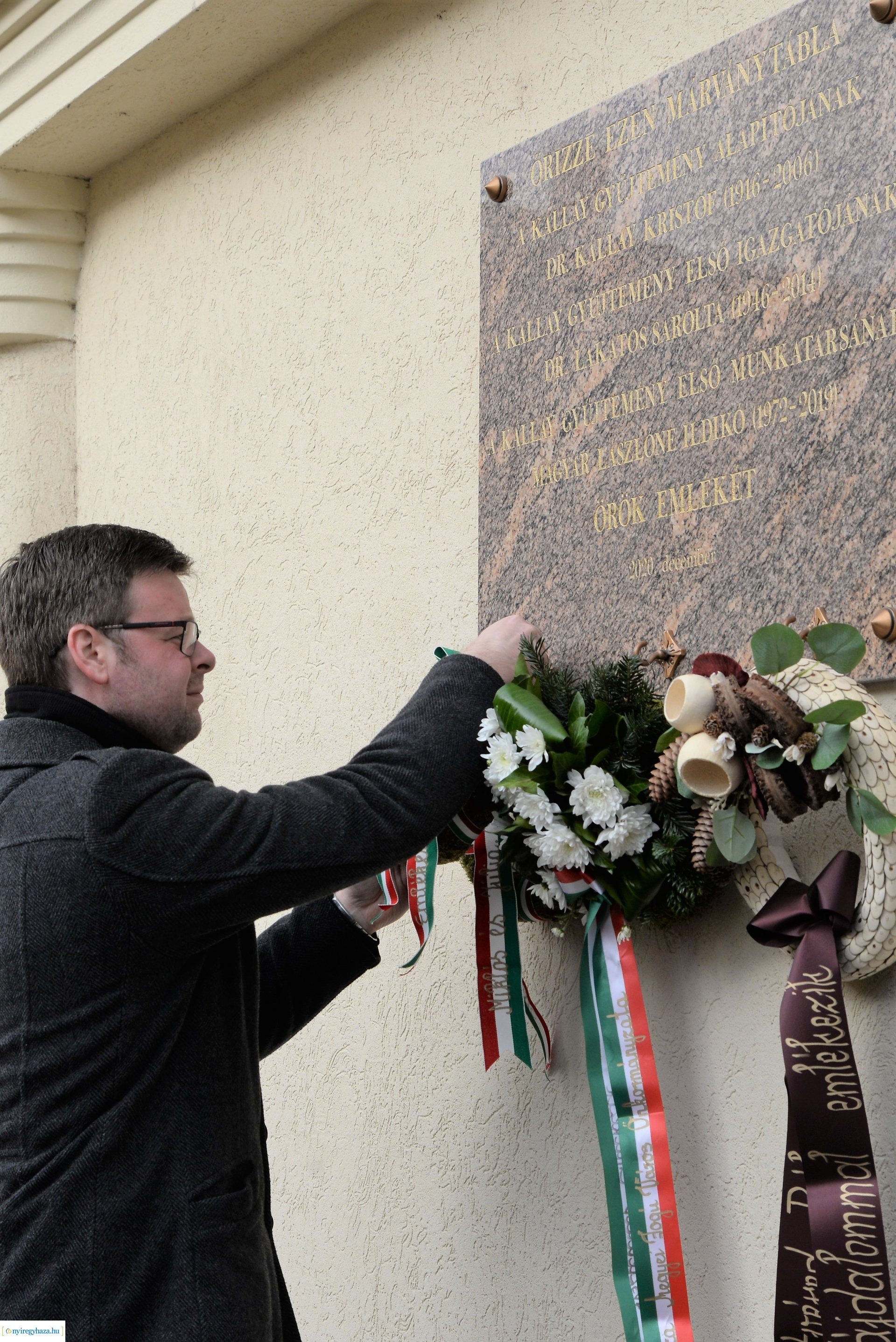 Megemlékezés és koszorúzás a Kállay Gyűjtemény márványtáblája előtt