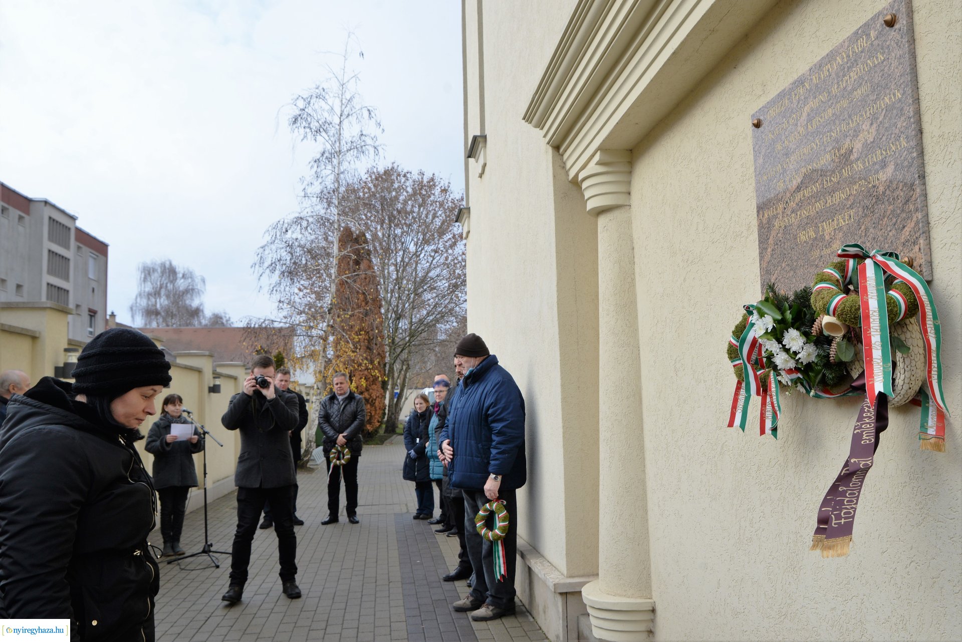 Megemlékezés és koszorúzás a Kállay Gyűjtemény márványtáblája előtt