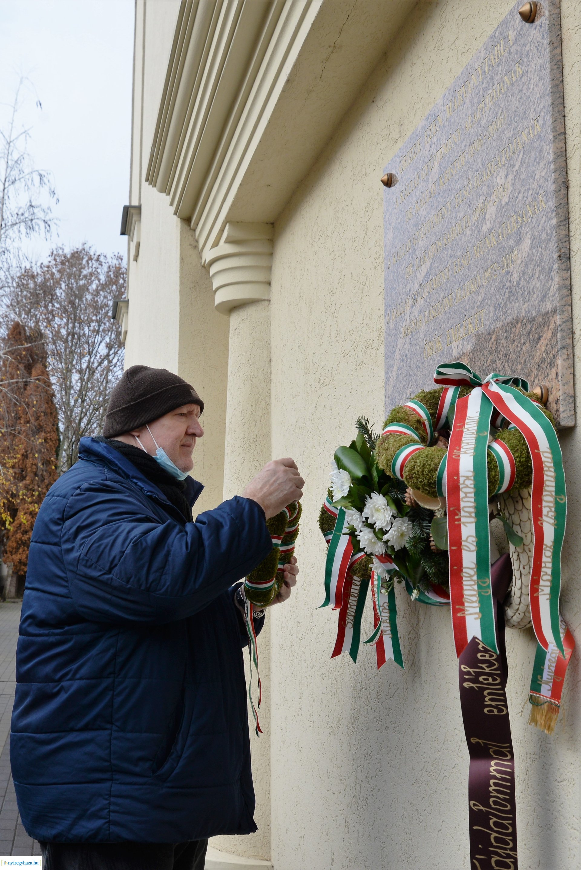 Megemlékezés és koszorúzás a Kállay Gyűjtemény márványtáblája előtt