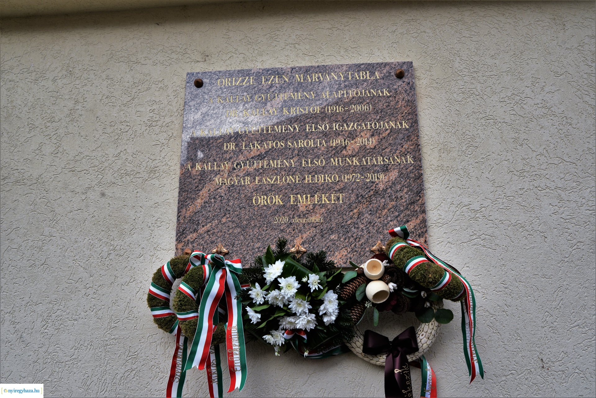 Megemlékezés és koszorúzás a Kállay Gyűjtemény márványtáblája előtt