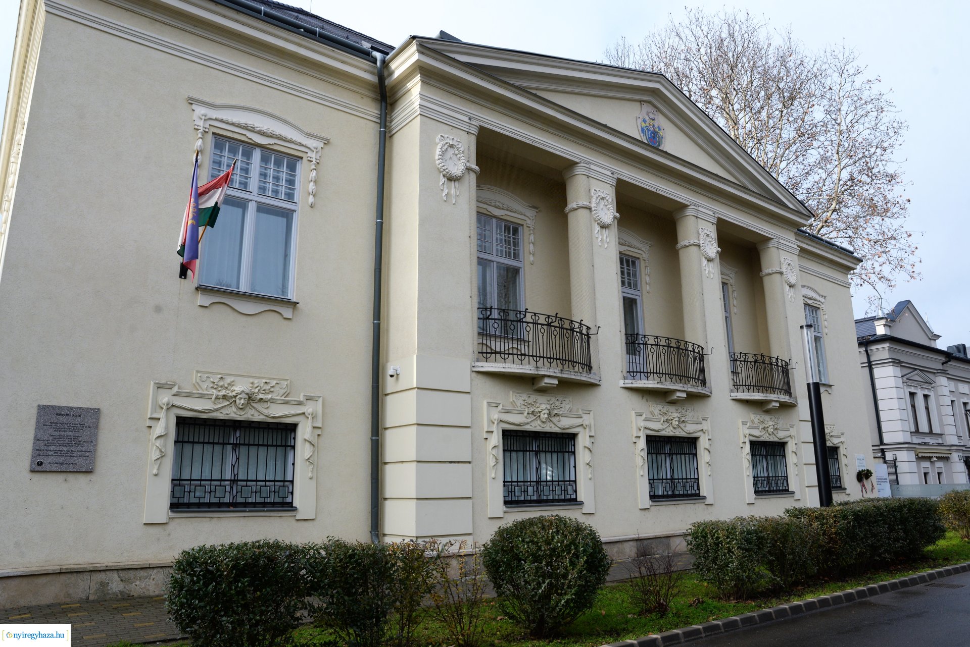 Megemlékezés és koszorúzás a Kállay Gyűjtemény márványtáblája előtt