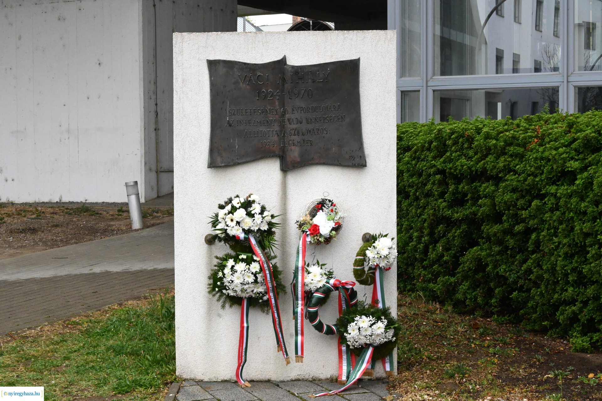 Megemlékezés és koszorúzás Váci Mihály emléktáblájánál