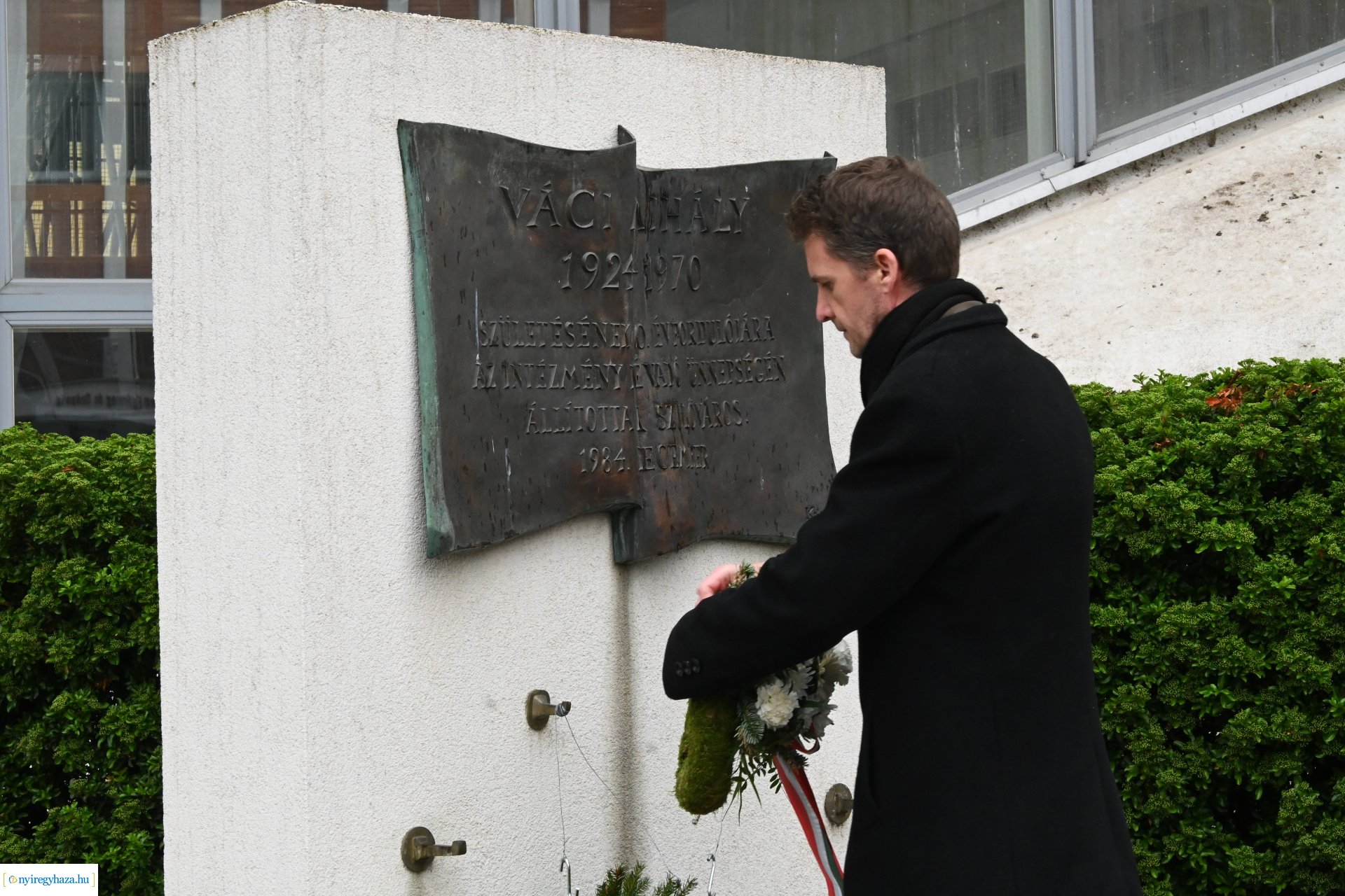 Megemlékezés és koszorúzás Váci Mihály emléktáblájánál