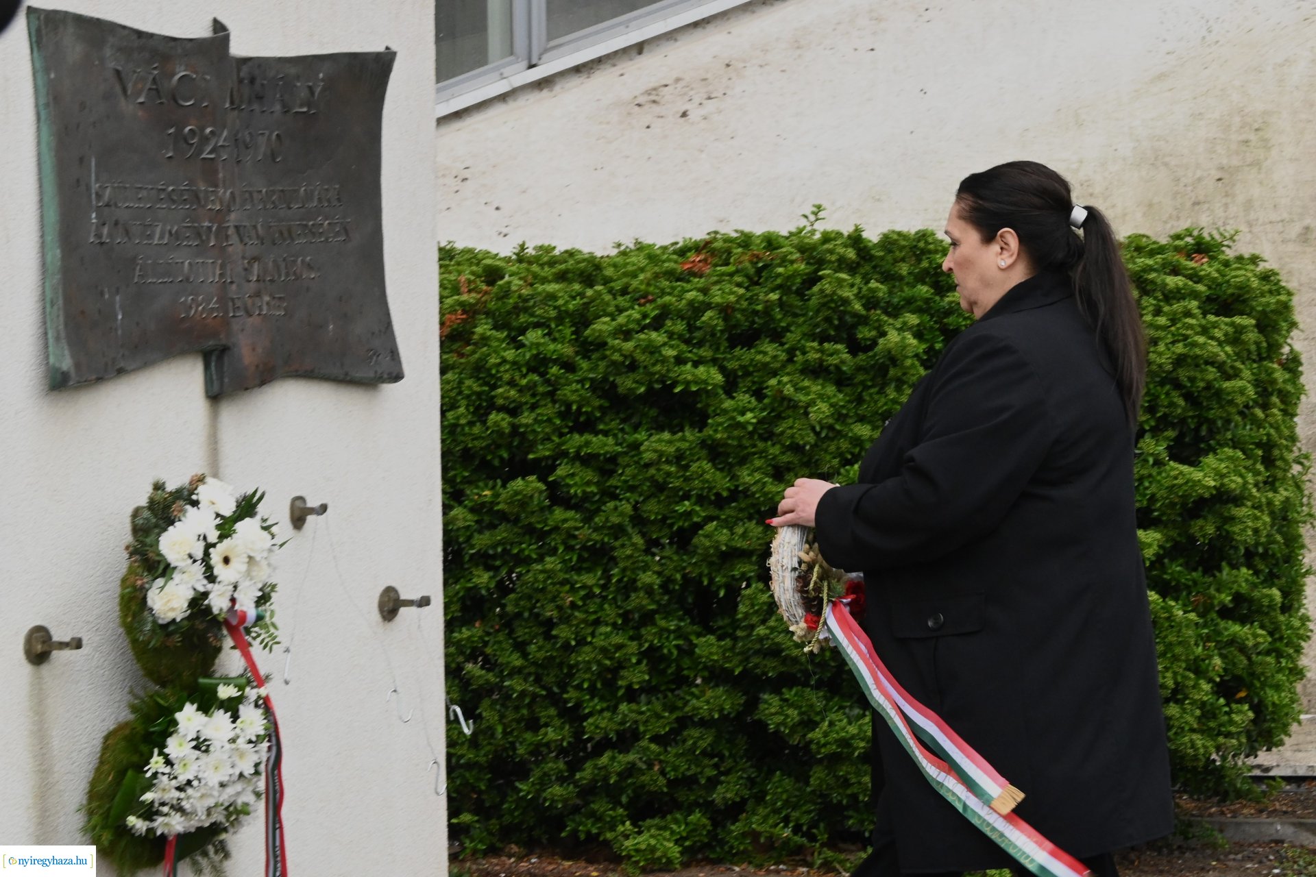 Megemlékezés és koszorúzás Váci Mihály emléktáblájánál