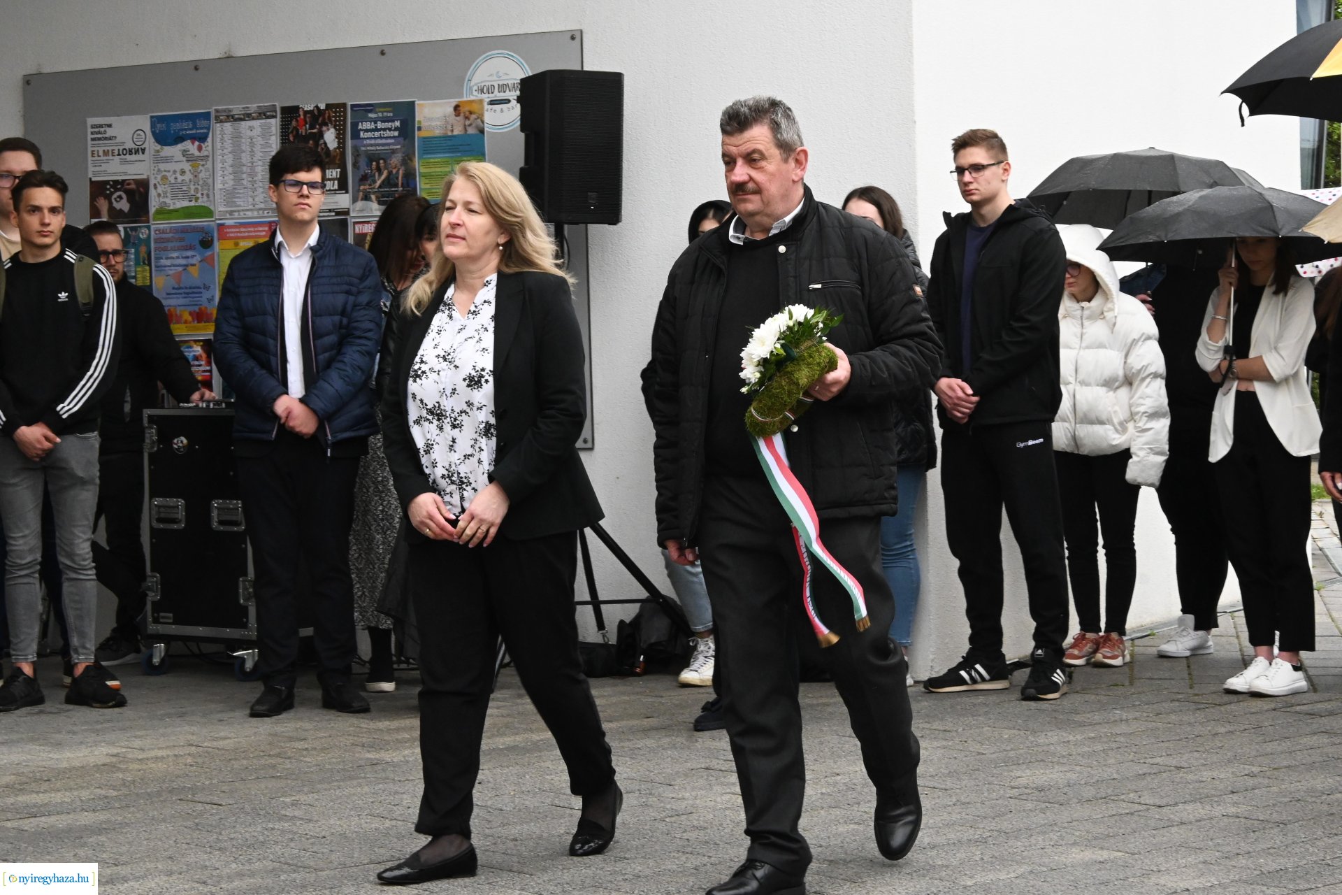 Megemlékezés és koszorúzás Váci Mihály emléktáblájánál