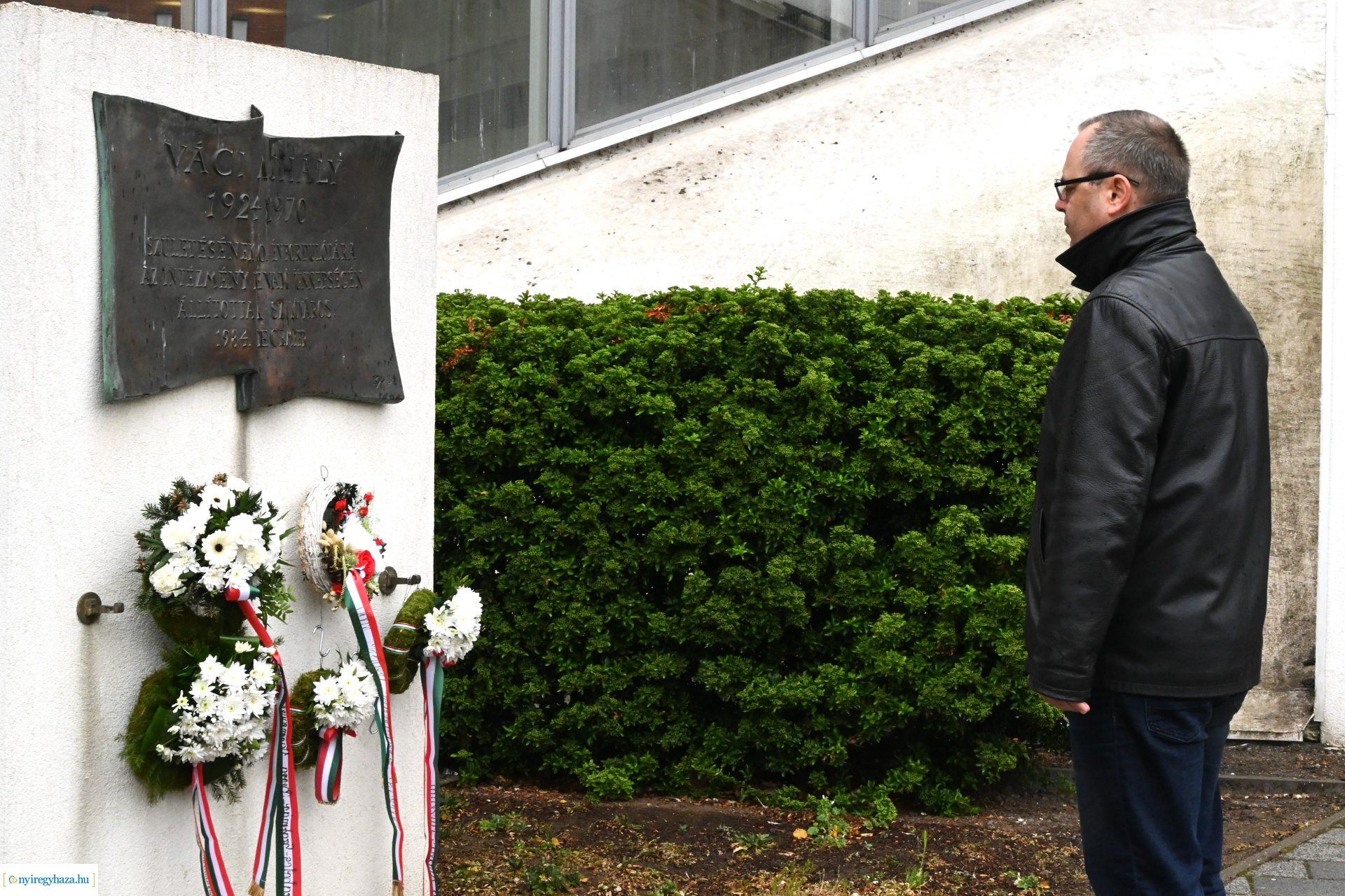 Megemlékezés és koszorúzás Váci Mihály emléktáblájánál