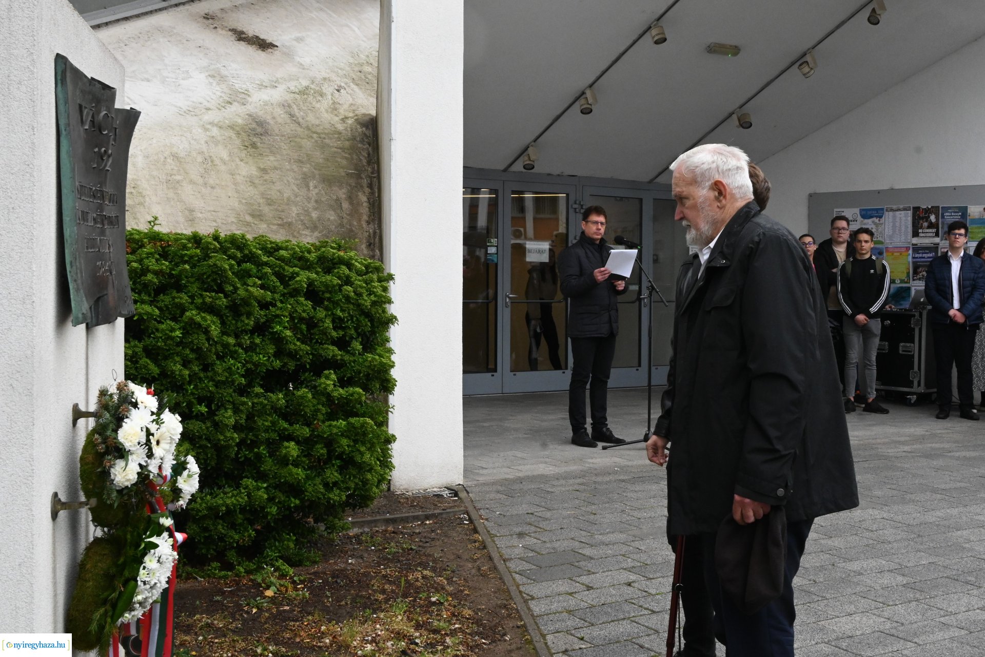Megemlékezés és koszorúzás Váci Mihály emléktáblájánál