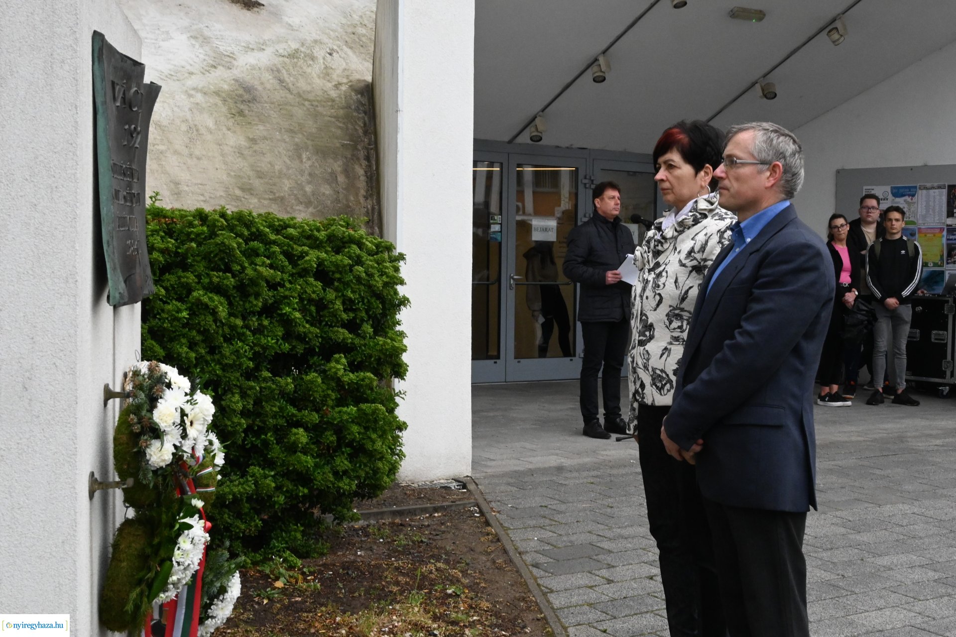 Megemlékezés és koszorúzás Váci Mihály emléktáblájánál