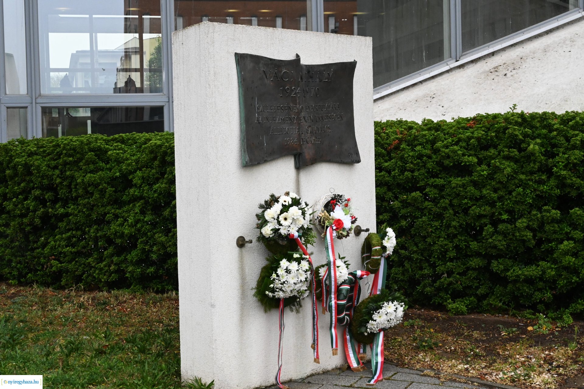 Megemlékezés és koszorúzás Váci Mihály emléktáblájánál